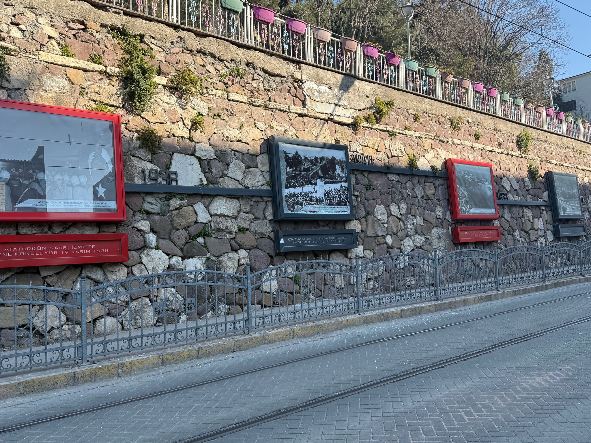 Izmit Belediyesi, Atatürk rölyefine zarar verenler için harekete geçti (2) Izmit Belediyesi, Atatürk rölyefine zarar verenler için harekete geçti (2)
