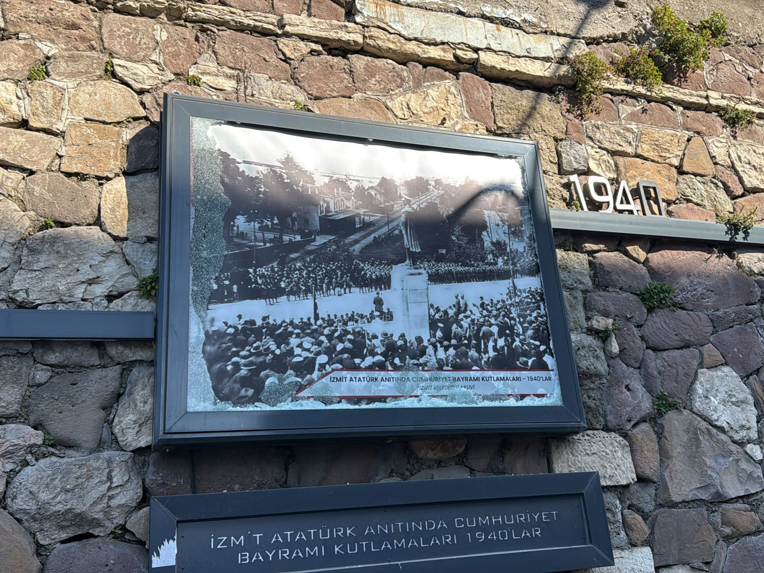 Izmit Belediyesi, Atatürk rölyefine zarar verenler için harekete geçti (3) Izmit Belediyesi, Atatürk rölyefine zarar verenler için harekete geçti (3)