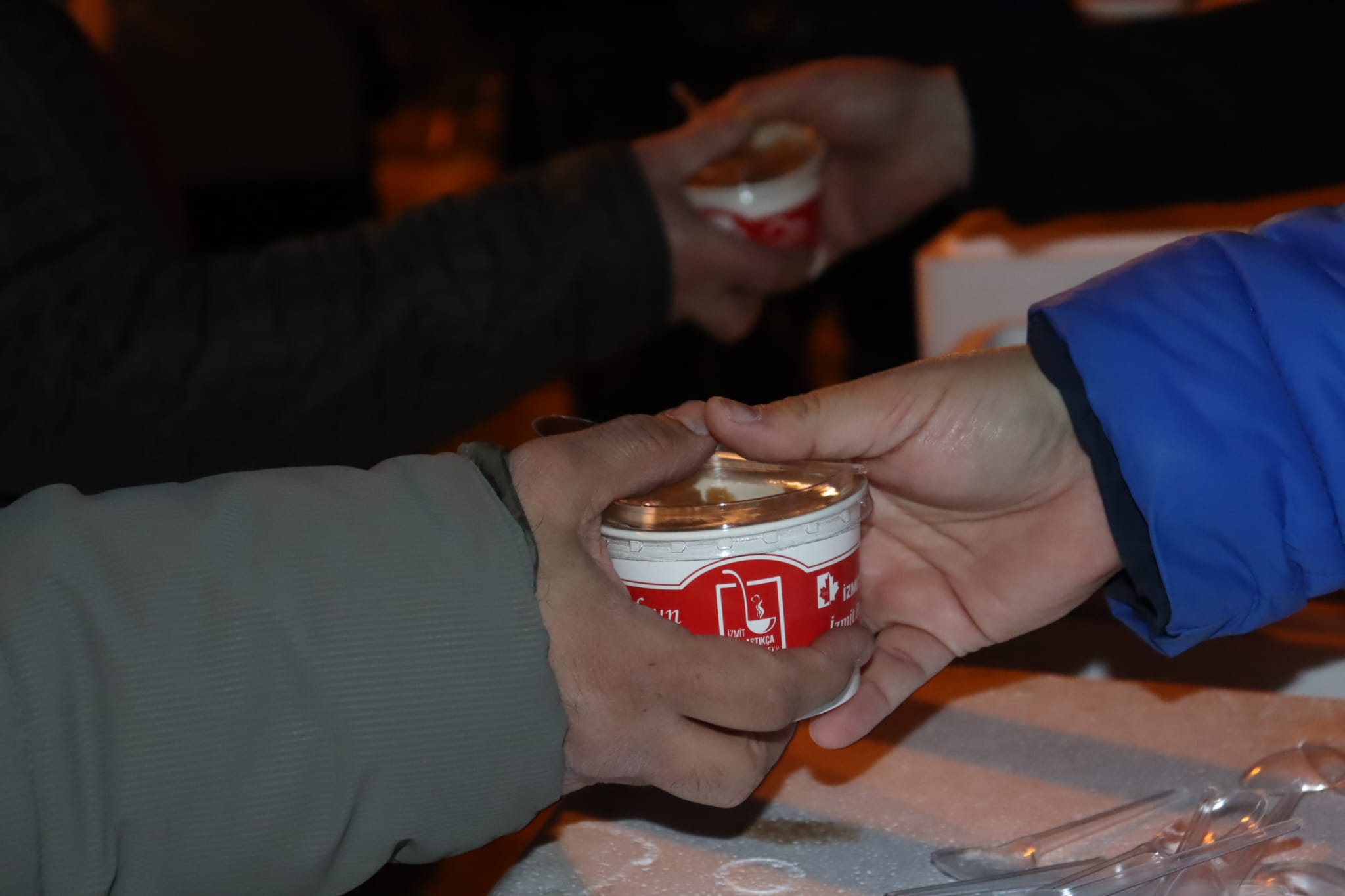 İzmit Belediyesi, Kadir Gecesi’nde helva ikram etti (1)