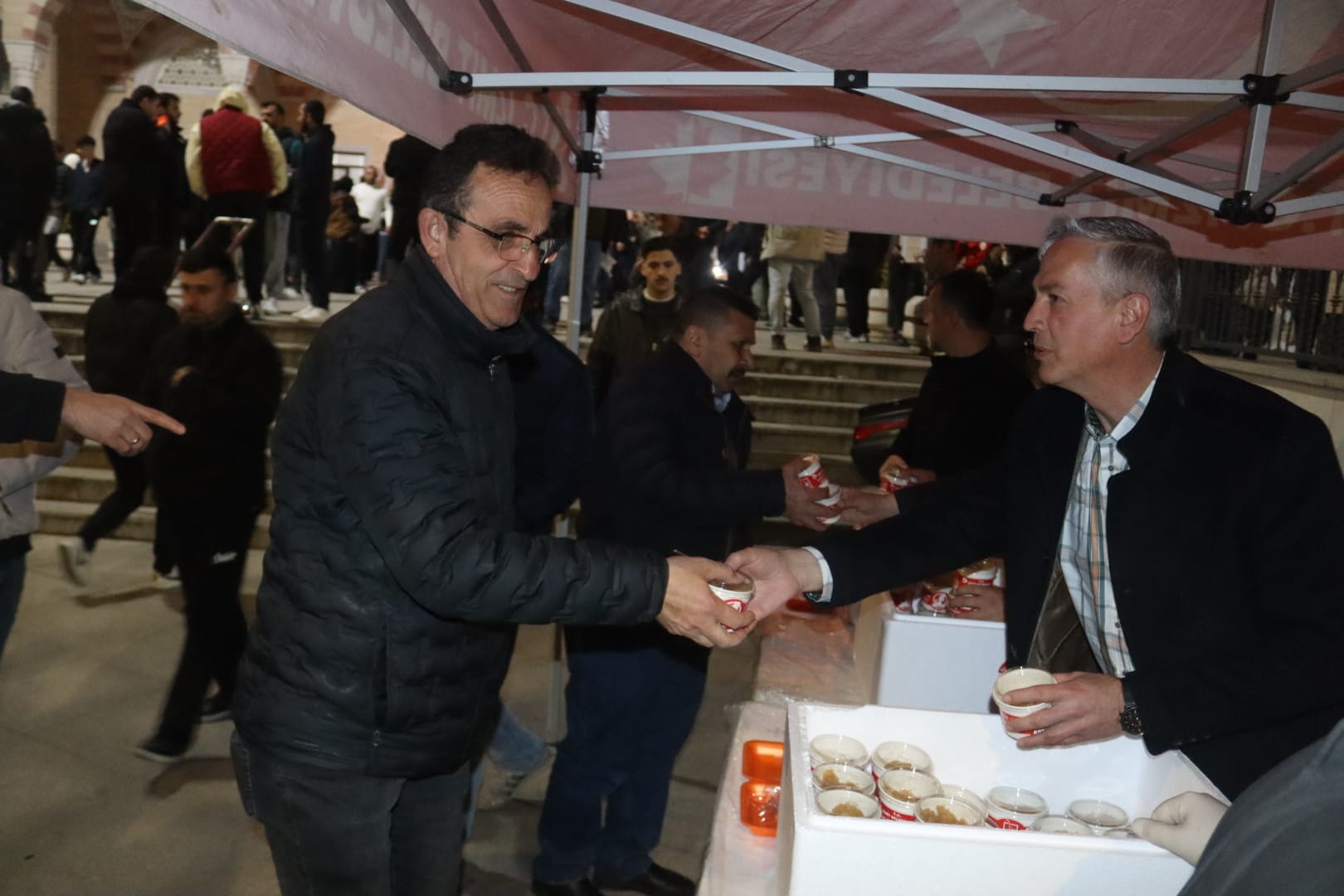 İzmit Belediyesi, Kadir Gecesi’nde helva ikram etti (11)