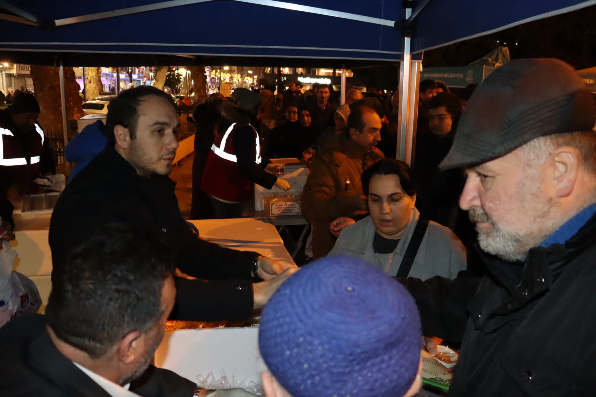 İzmit Belediyesi, Kadir Gecesi’nde helva ikram etti (6)