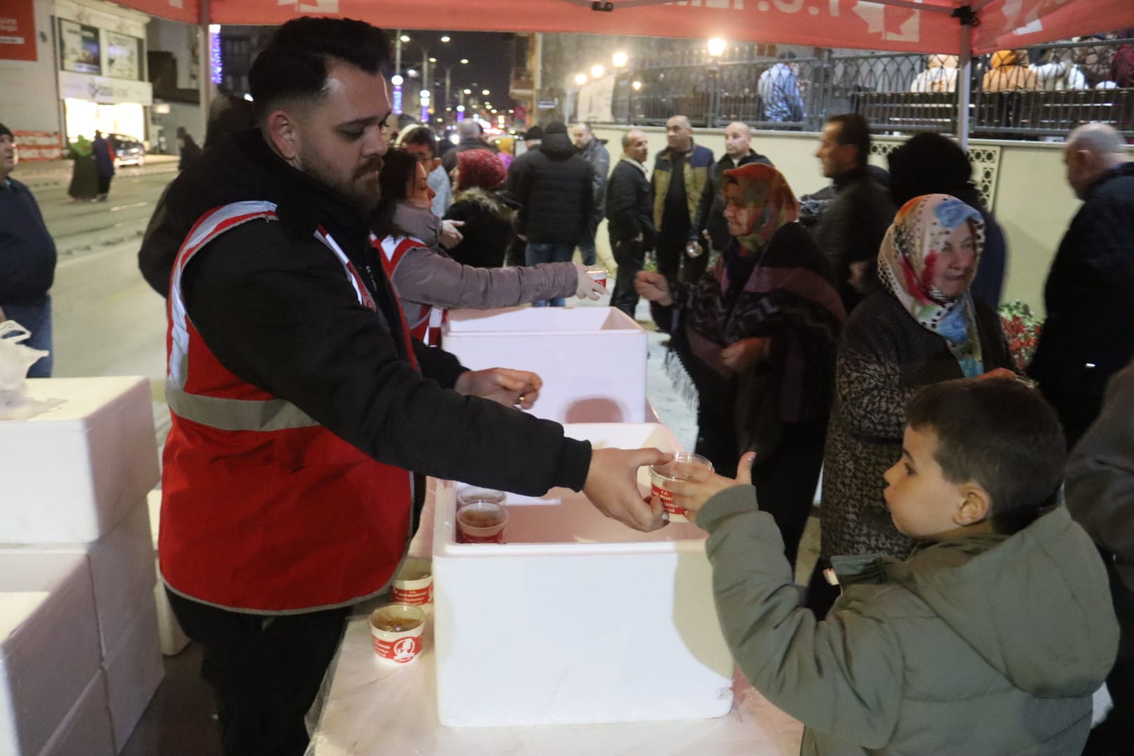 İzmit Belediyesi, Kadir Gecesi’nde helva ikram etti (7)