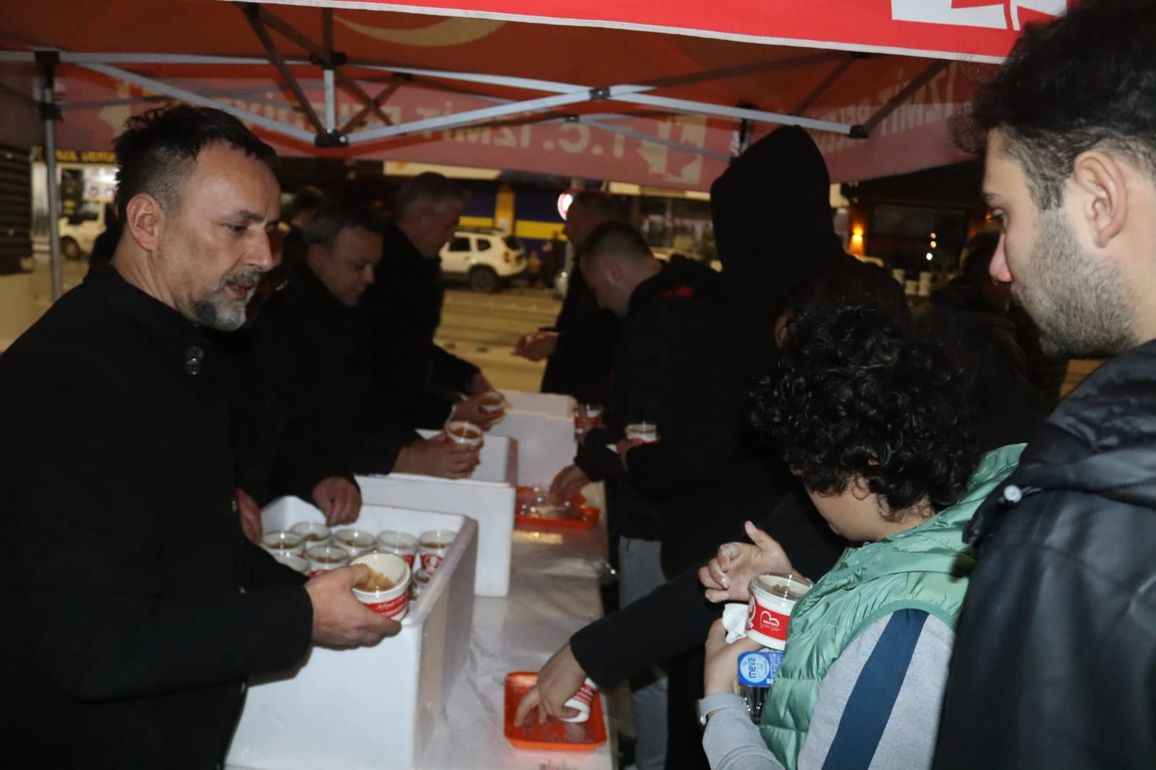 İzmit Belediyesi, Kadir Gecesi’nde helva ikram etti (8)
