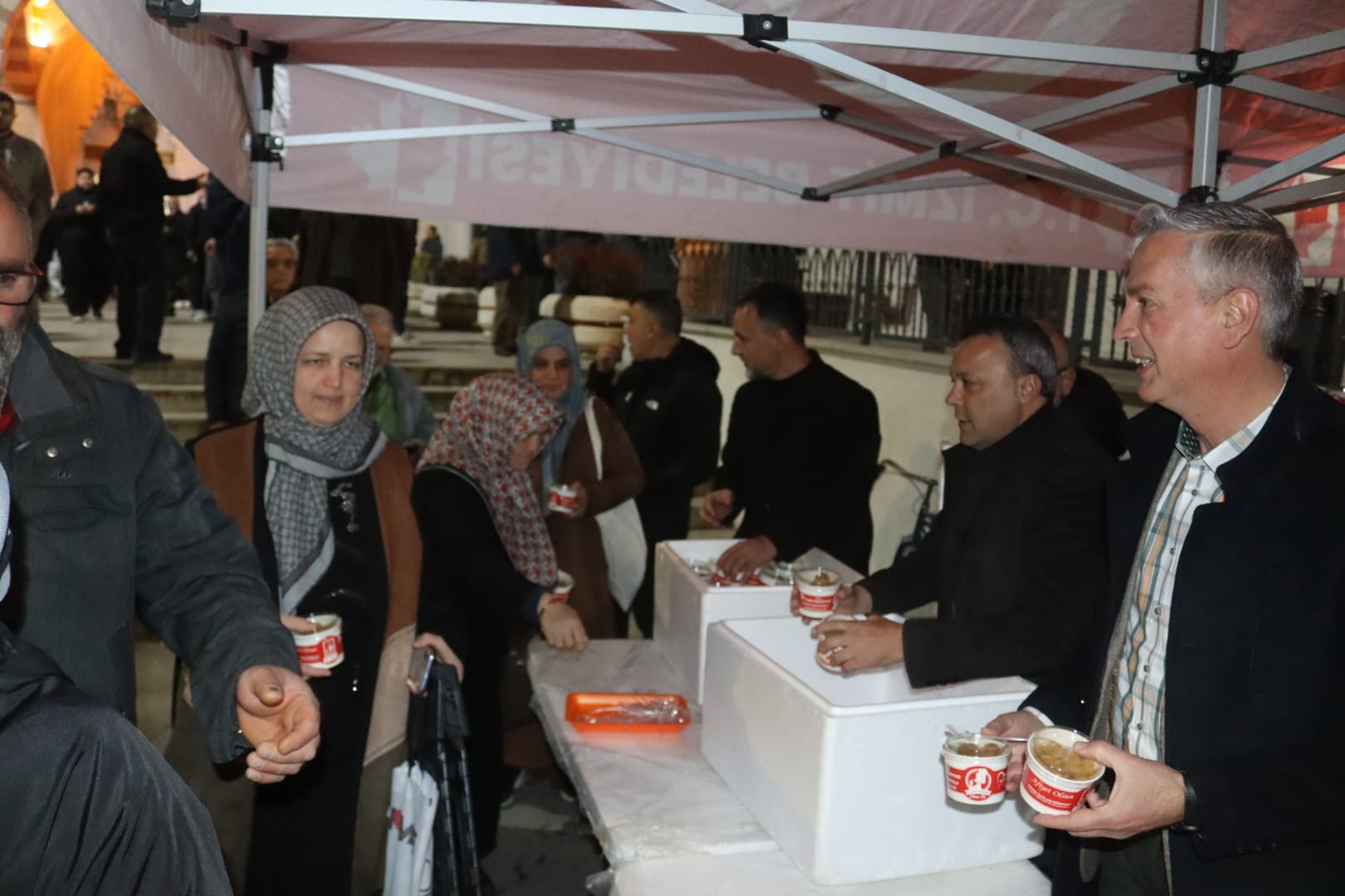 İzmit Belediyesi, Kadir Gecesi’nde helva ikram etti (9)