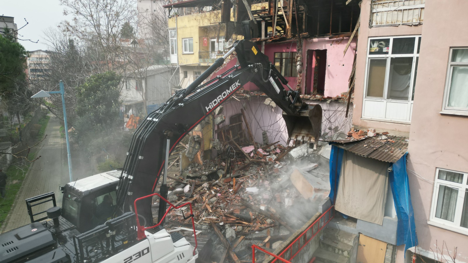 Izmit Belediyesi, Kozluk'ta tehlike olusturan metruk binayi yikti (1) Izmit Belediyesi, Kozluk'ta tehlike olusturan metruk binayi yikti (1)