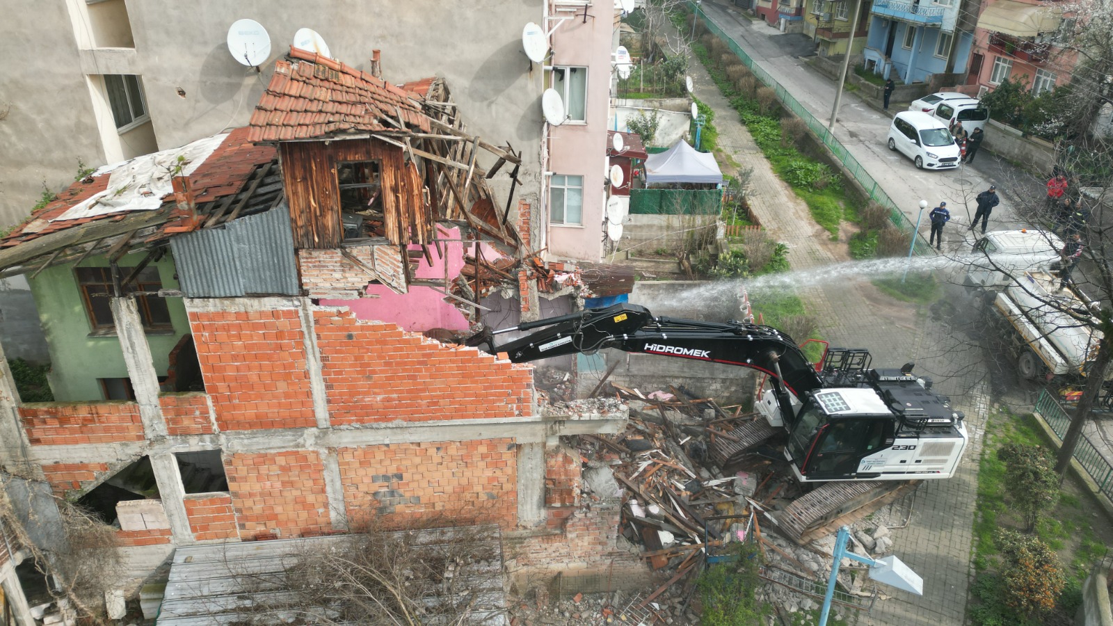 Izmit Belediyesi, Kozluk'ta tehlike olusturan metruk binayi yikti (2) Izmit Belediyesi, Kozluk'ta tehlike olusturan metruk binayi yikti (2)
