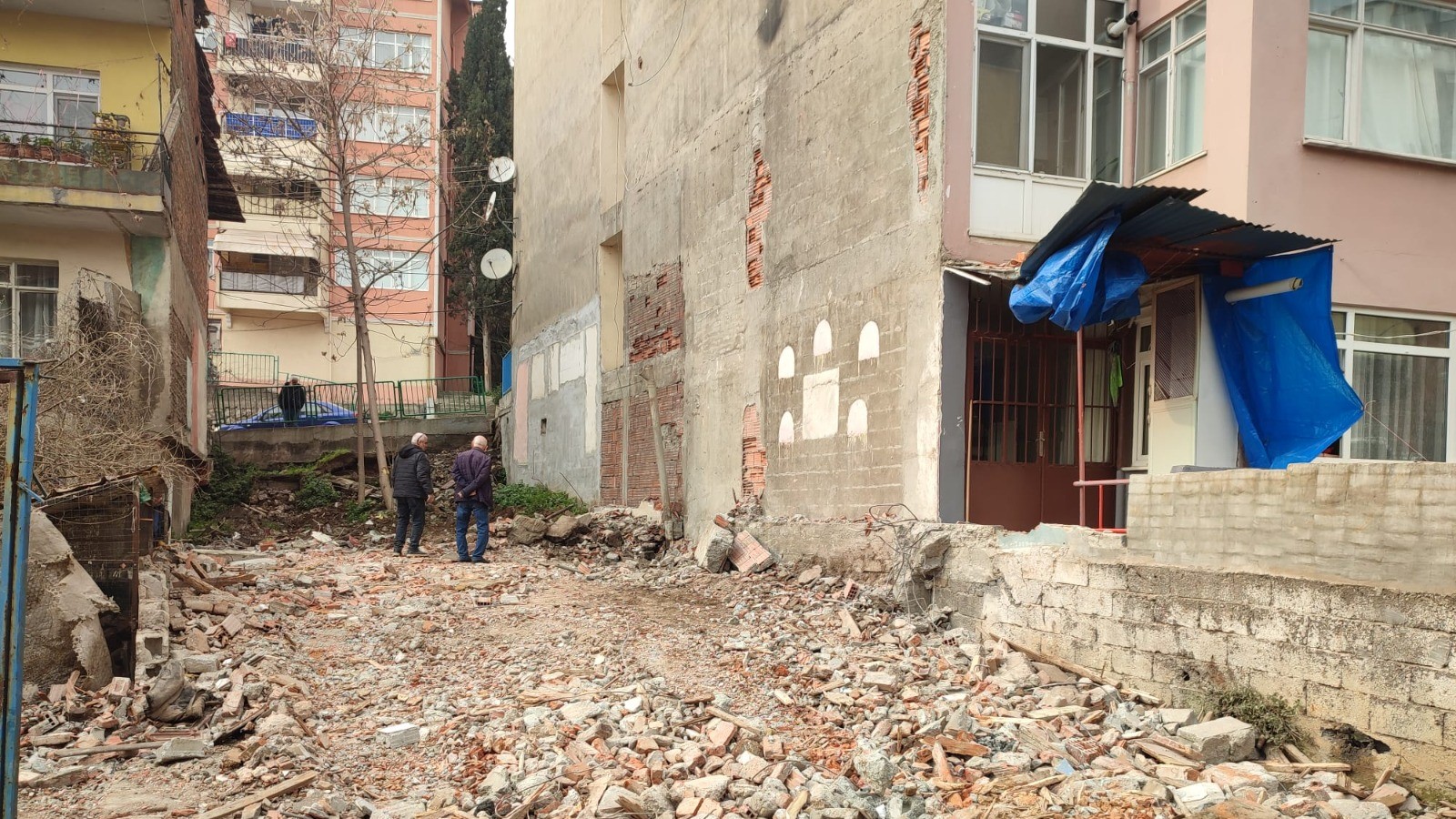Izmit Belediyesi, Kozluk'ta tehlike olusturan metruk binayi yikti (3) Izmit Belediyesi, Kozluk'ta tehlike olusturan metruk binayi yikti (3)