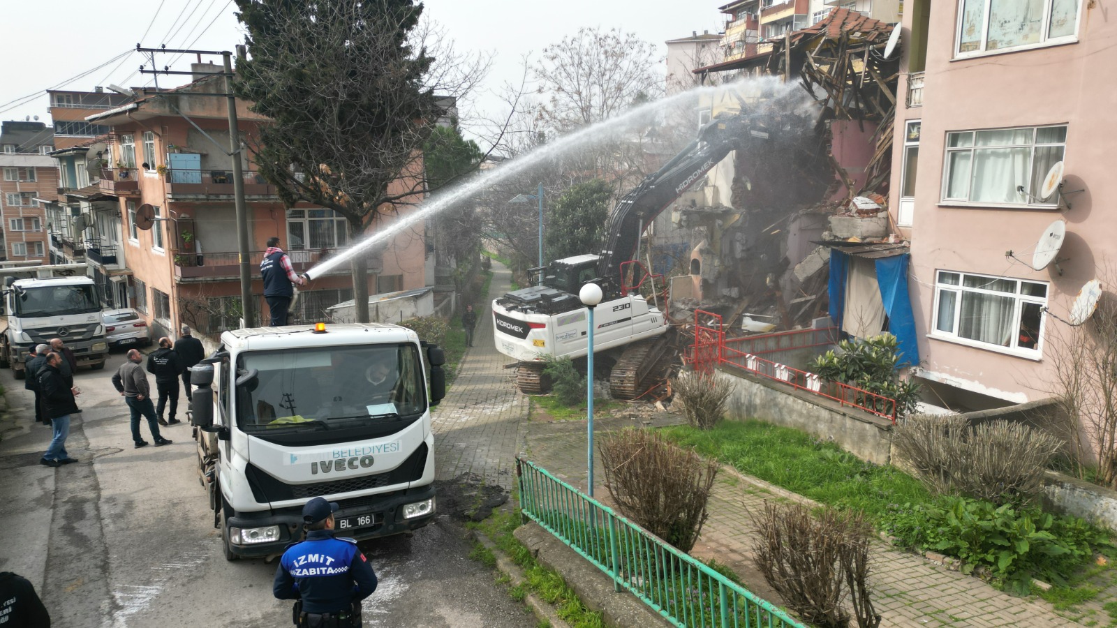 Izmit Belediyesi, Kozluk'ta tehlike olusturan metruk binayi yikti (4) Izmit Belediyesi, Kozluk'ta tehlike olusturan metruk binayi yikti (4)
