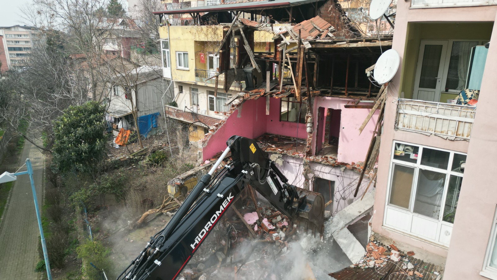 Izmit Belediyesi, Kozluk'ta tehlike olusturan metruk binayi yikti (5) Izmit Belediyesi, Kozluk'ta tehlike olusturan metruk binayi yikti (5)