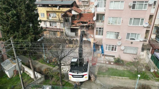 İZMİT BELEDİYESİ, KOZLUK’TA TEHLİKE OLUŞTURAN METRUK BİNAYI YIKTI