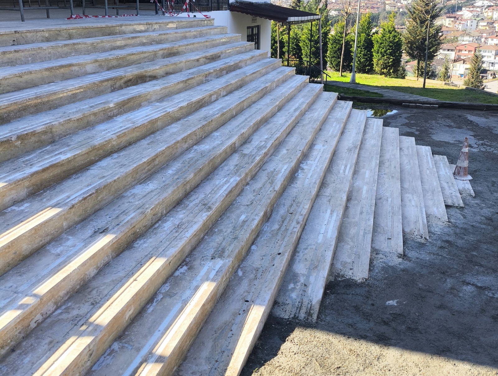 Izmit Belediyesi Sirintepe Nene Hatun Camii'nin merdivenlerini yeniledi (1) Izmit Belediyesi Sirintepe Nene Hatun Camii'nin merdivenlerini yeniledi (1)