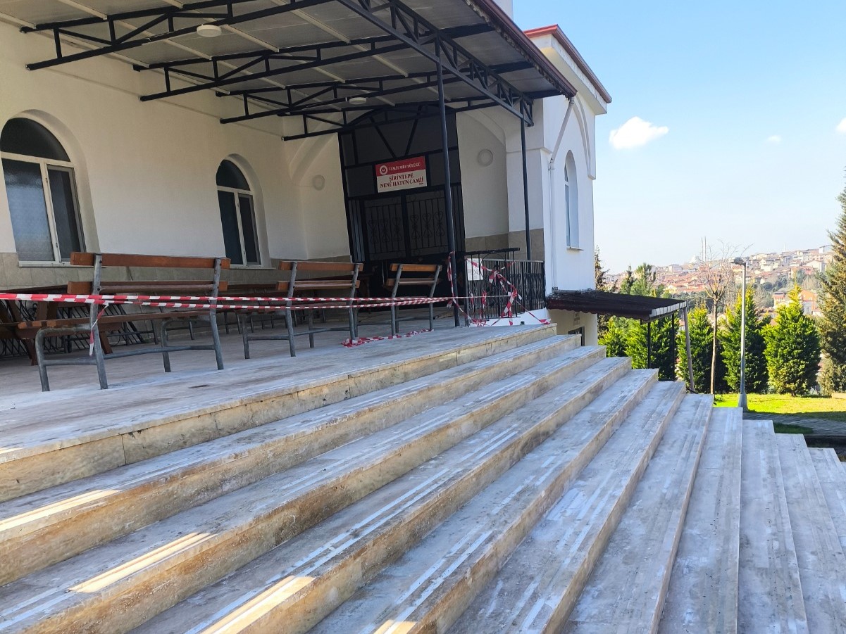 Izmit Belediyesi Sirintepe Nene Hatun Camii'nin merdivenlerini yeniledi (3) Izmit Belediyesi Sirintepe Nene Hatun Camii'nin merdivenlerini yeniledi (3)