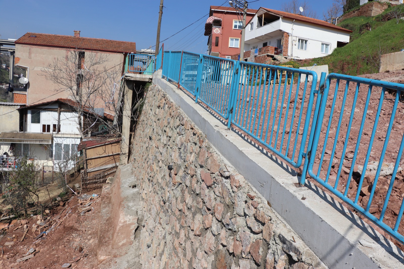 İzmit Belediyesi Yenidoğan’da tehlikeli alanı güvenli hale getirdi (2)