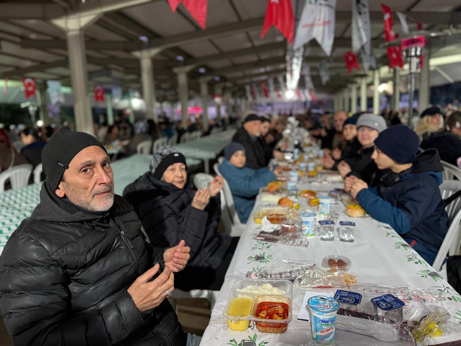 Izmit Belediyesi, dayanisma sofrasini Plajyolu'nda kurdu (1) Izmit Belediyesi, dayanisma sofrasini Plajyolu'nda kurdu (1)