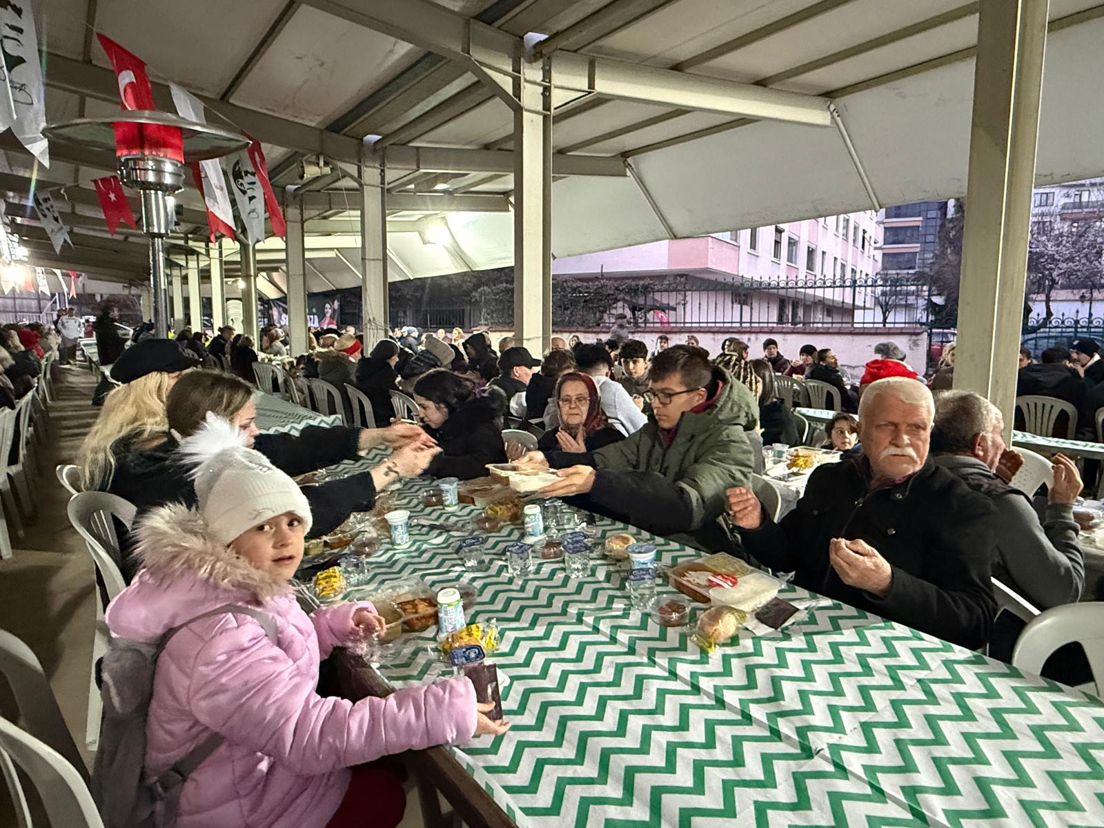 Izmit Belediyesi, dayanisma sofrasini Plajyolu'nda kurdu (2) Izmit Belediyesi, dayanisma sofrasini Plajyolu'nda kurdu (2)