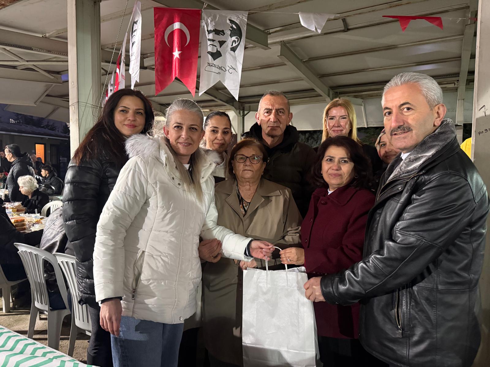 Izmit Belediyesi, dayanisma sofrasini Plajyolu'nda kurdu (5) Izmit Belediyesi, dayanisma sofrasini Plajyolu'nda kurdu (5)