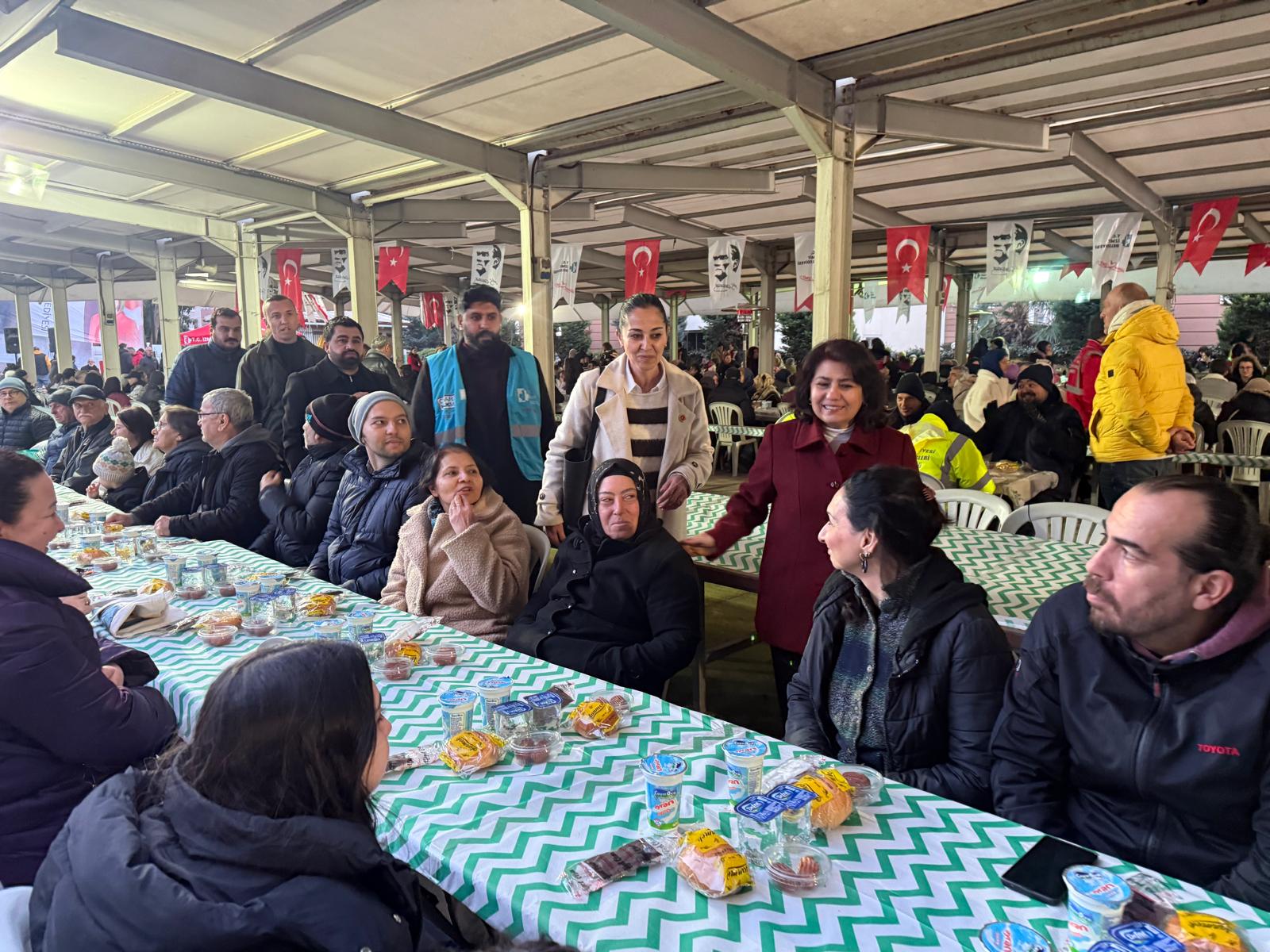 Izmit Belediyesi, dayanisma sofrasini Plajyolu'nda kurdu (6) Izmit Belediyesi, dayanisma sofrasini Plajyolu'nda kurdu (6)