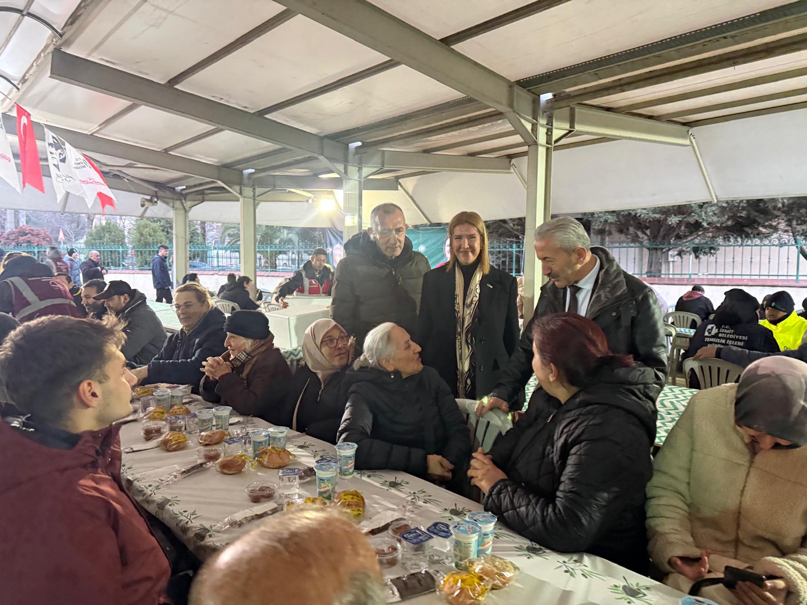 Izmit Belediyesi, dayanisma sofrasini Plajyolu'nda kurdu (7) Izmit Belediyesi, dayanisma sofrasini Plajyolu'nda kurdu (7)