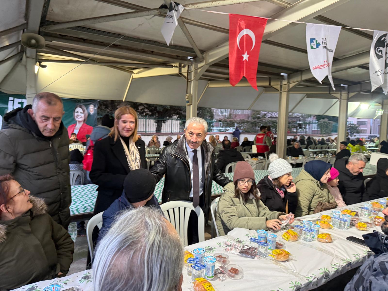 Izmit Belediyesi, dayanisma sofrasini Plajyolu'nda kurdu (8) Izmit Belediyesi, dayanisma sofrasini Plajyolu'nda kurdu (8)