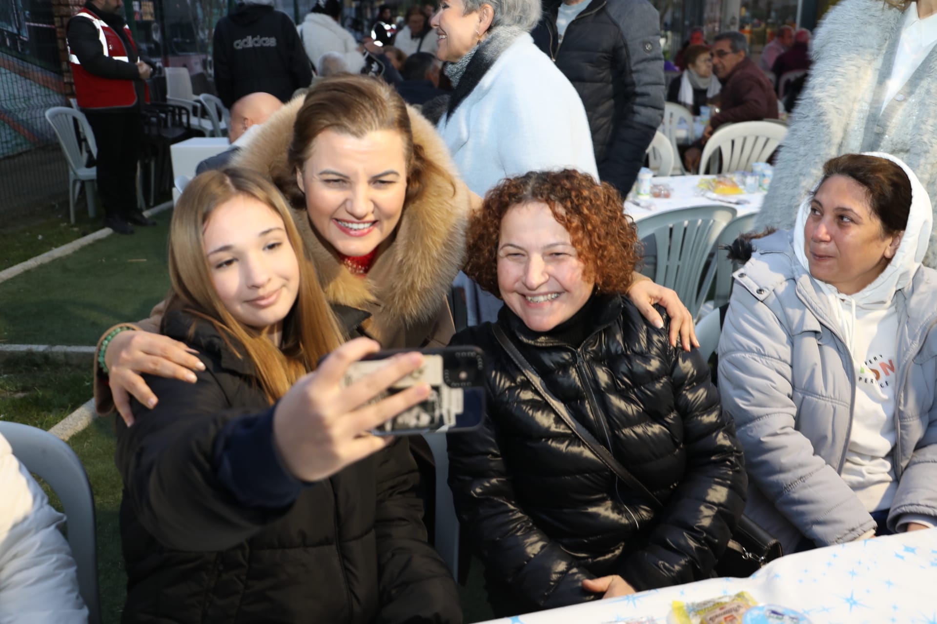 İzmit Belediyesi, iftar sofrasını bu kez Yahya Kaptan’da kurdu (11)
