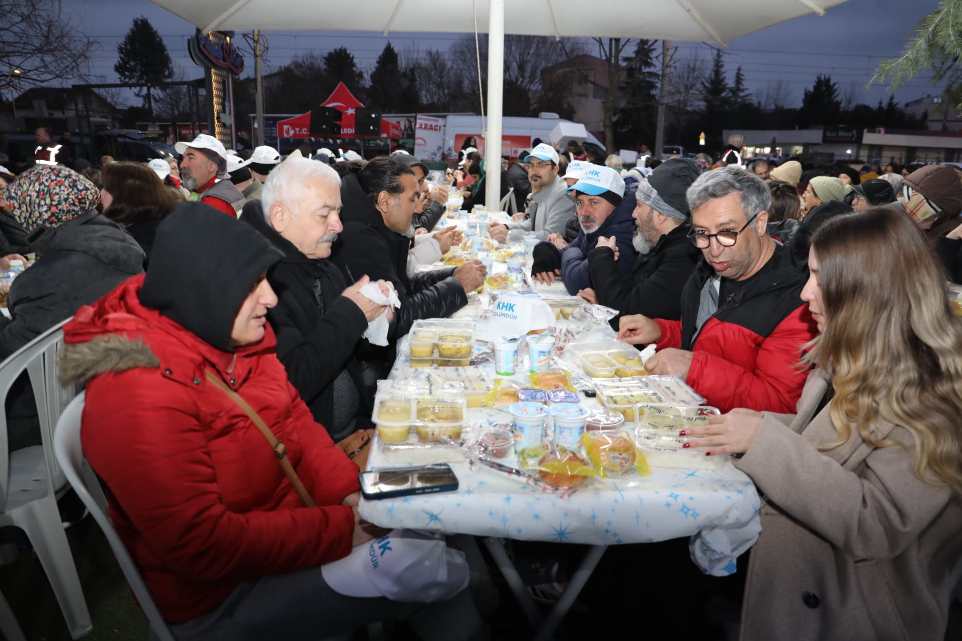 İzmit Belediyesi, iftar sofrasını bu kez Yahya Kaptan’da kurdu (5)
