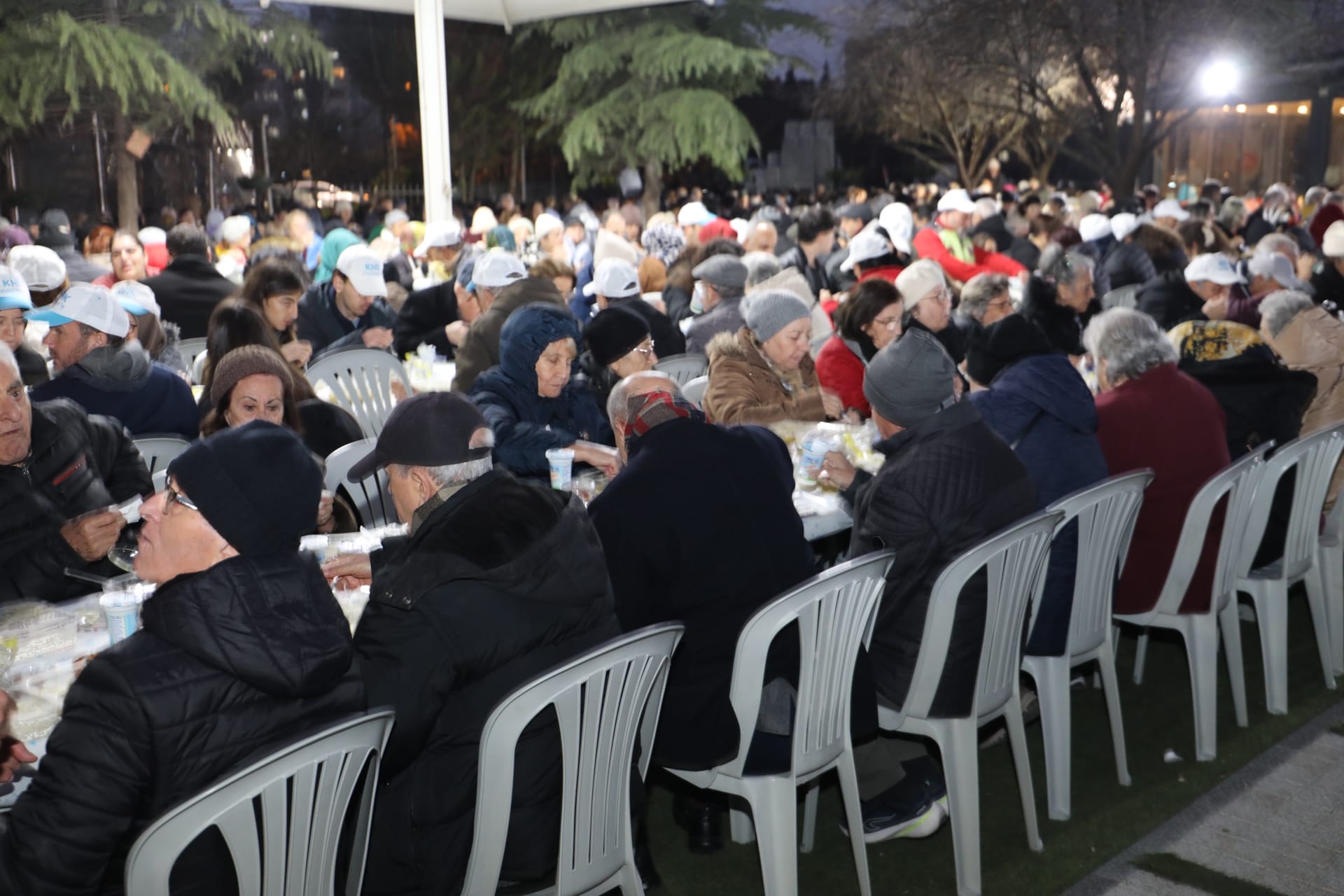 İzmit Belediyesi, iftar sofrasını bu kez Yahya Kaptan’da kurdu (6)