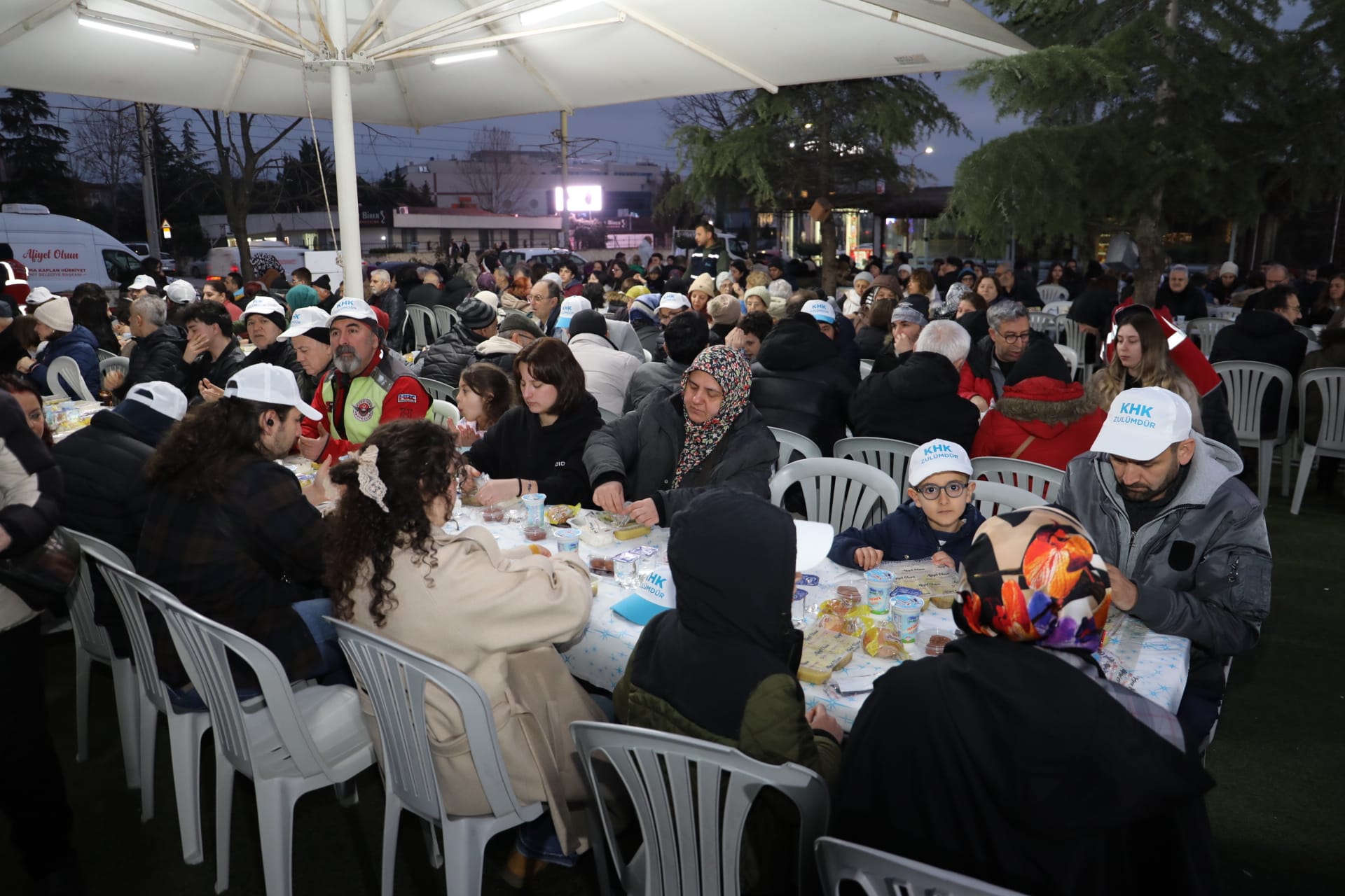 İzmit Belediyesi, iftar sofrasını bu kez Yahya Kaptan’da kurdu (7)
