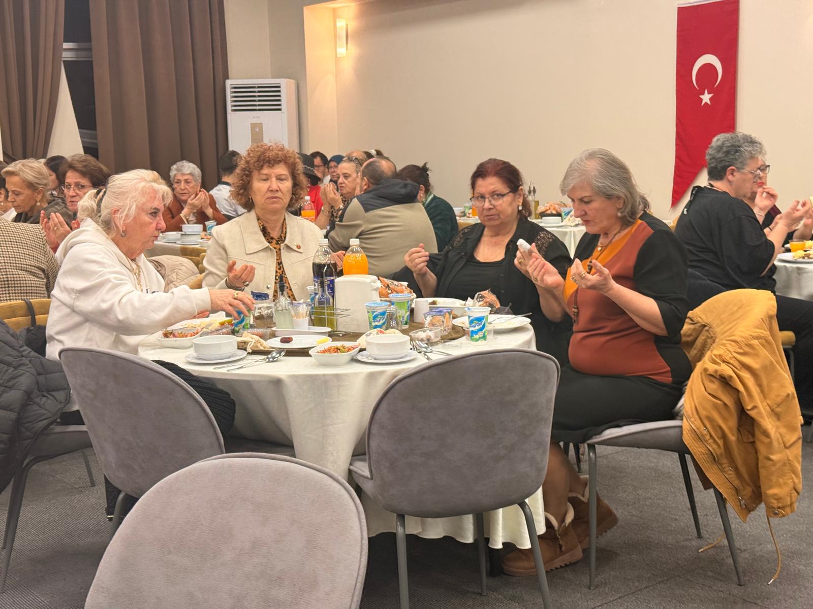 Izmit Belediyesi, kadin dernekleriyle ayni sofrada bulustu (1)