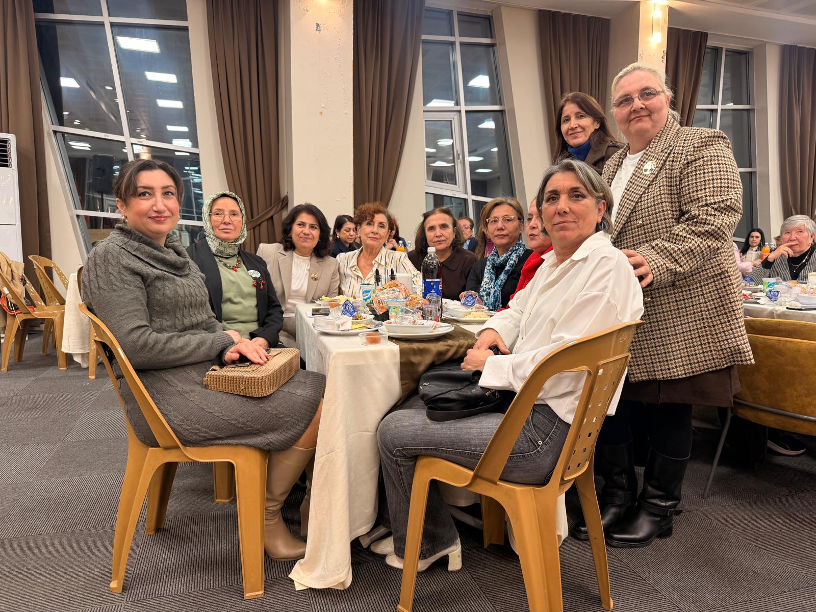 Izmit Belediyesi, kadin dernekleriyle ayni sofrada bulustu (8)