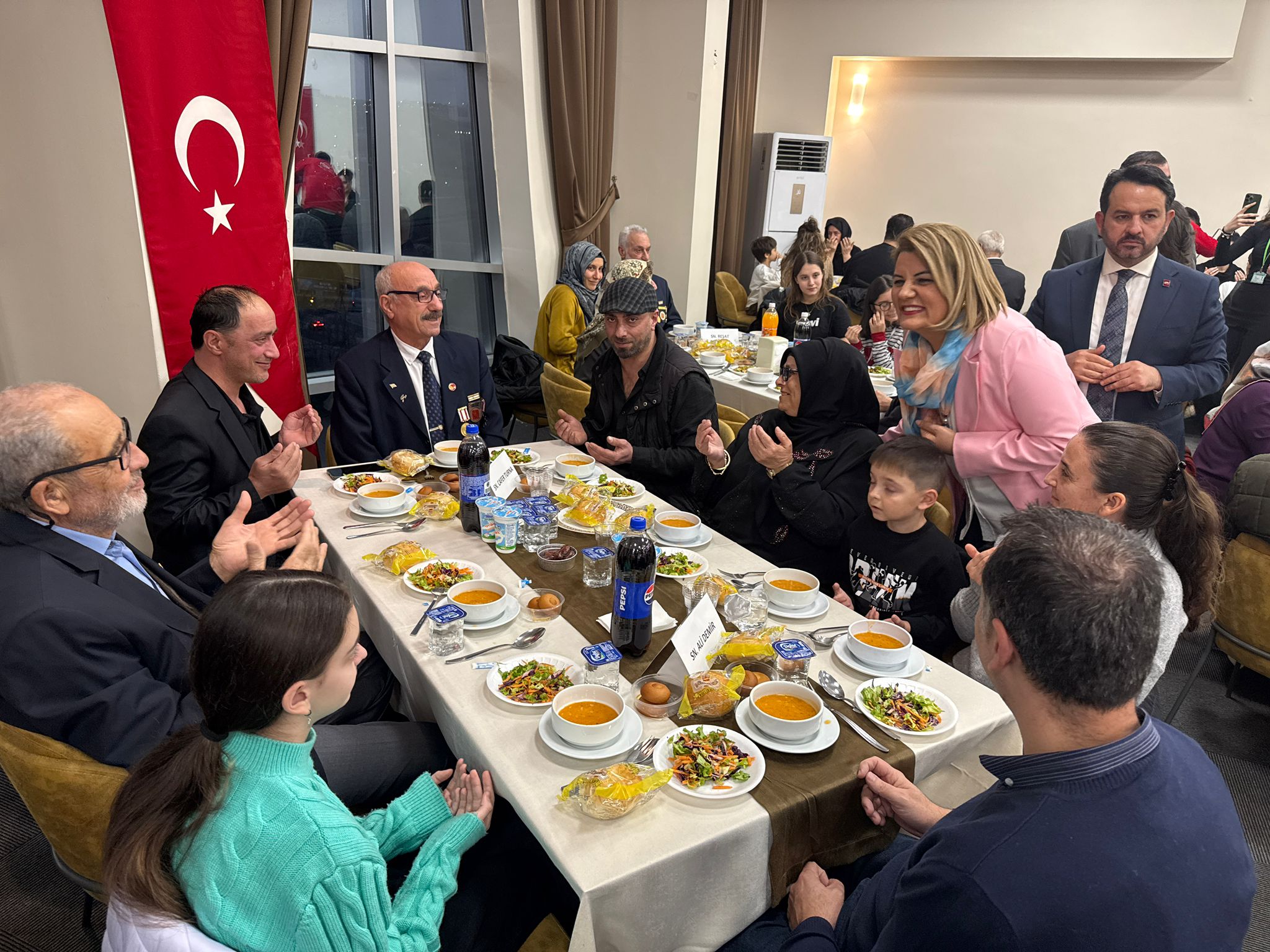 Izmit Belediyesi, sehit aileleri ve gazilerle iftar sofrasinda bulustu (10) Izmit Belediyesi, sehit aileleri ve gazilerle iftar sofrasinda bulustu (10)