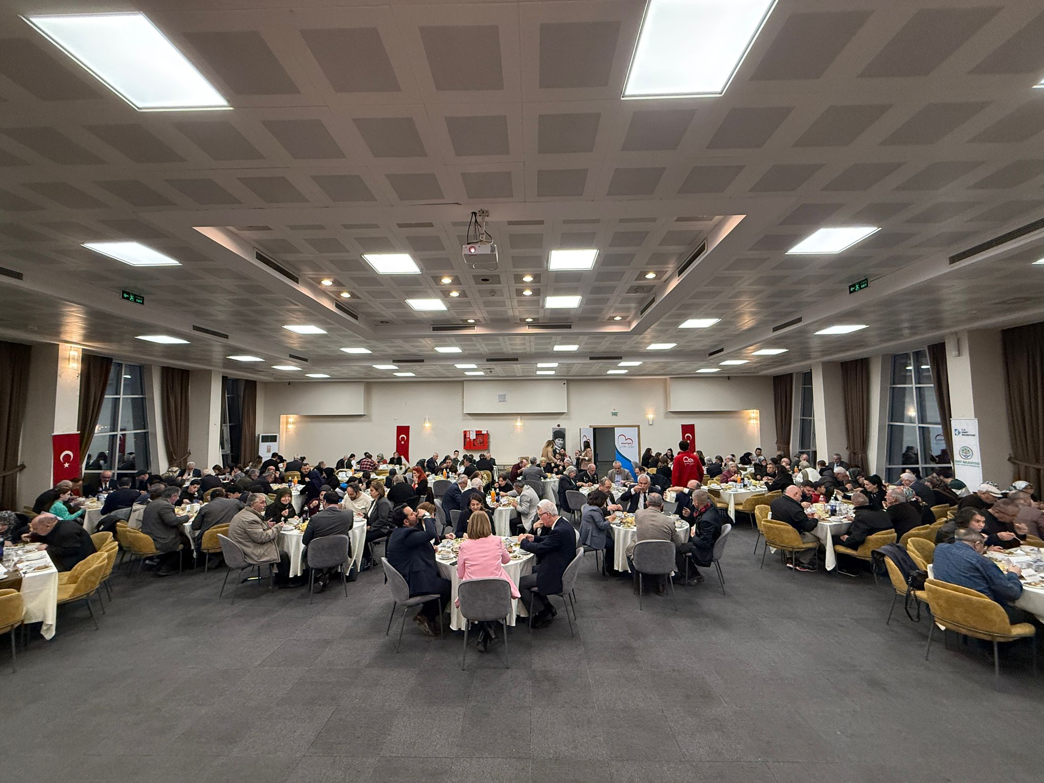 Izmit Belediyesi, sehit aileleri ve gazilerle iftar sofrasinda bulustu (11) Izmit Belediyesi, sehit aileleri ve gazilerle iftar sofrasinda bulustu (11)