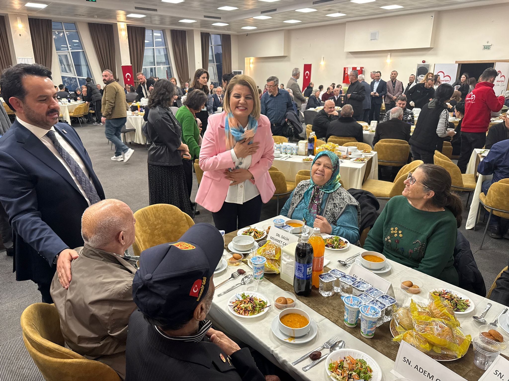Izmit Belediyesi, sehit aileleri ve gazilerle iftar sofrasinda bulustu (13) Izmit Belediyesi, sehit aileleri ve gazilerle iftar sofrasinda bulustu (13)