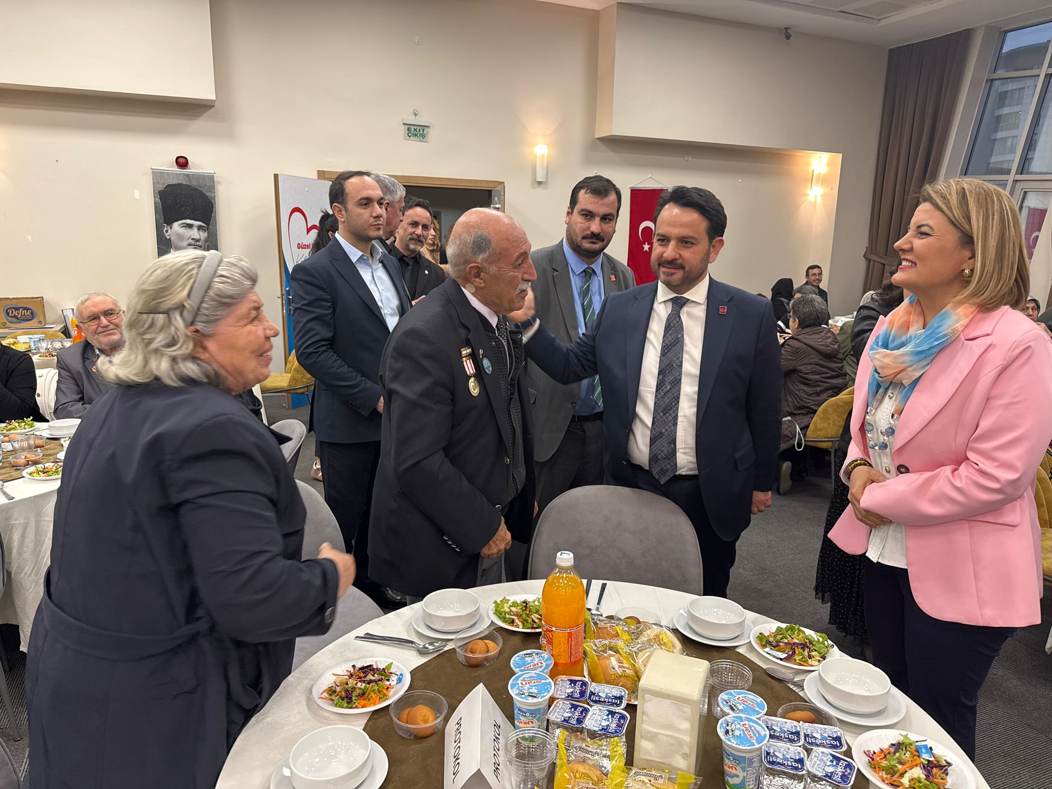 Izmit Belediyesi, sehit aileleri ve gazilerle iftar sofrasinda bulustu (3) Izmit Belediyesi, sehit aileleri ve gazilerle iftar sofrasinda bulustu (3)