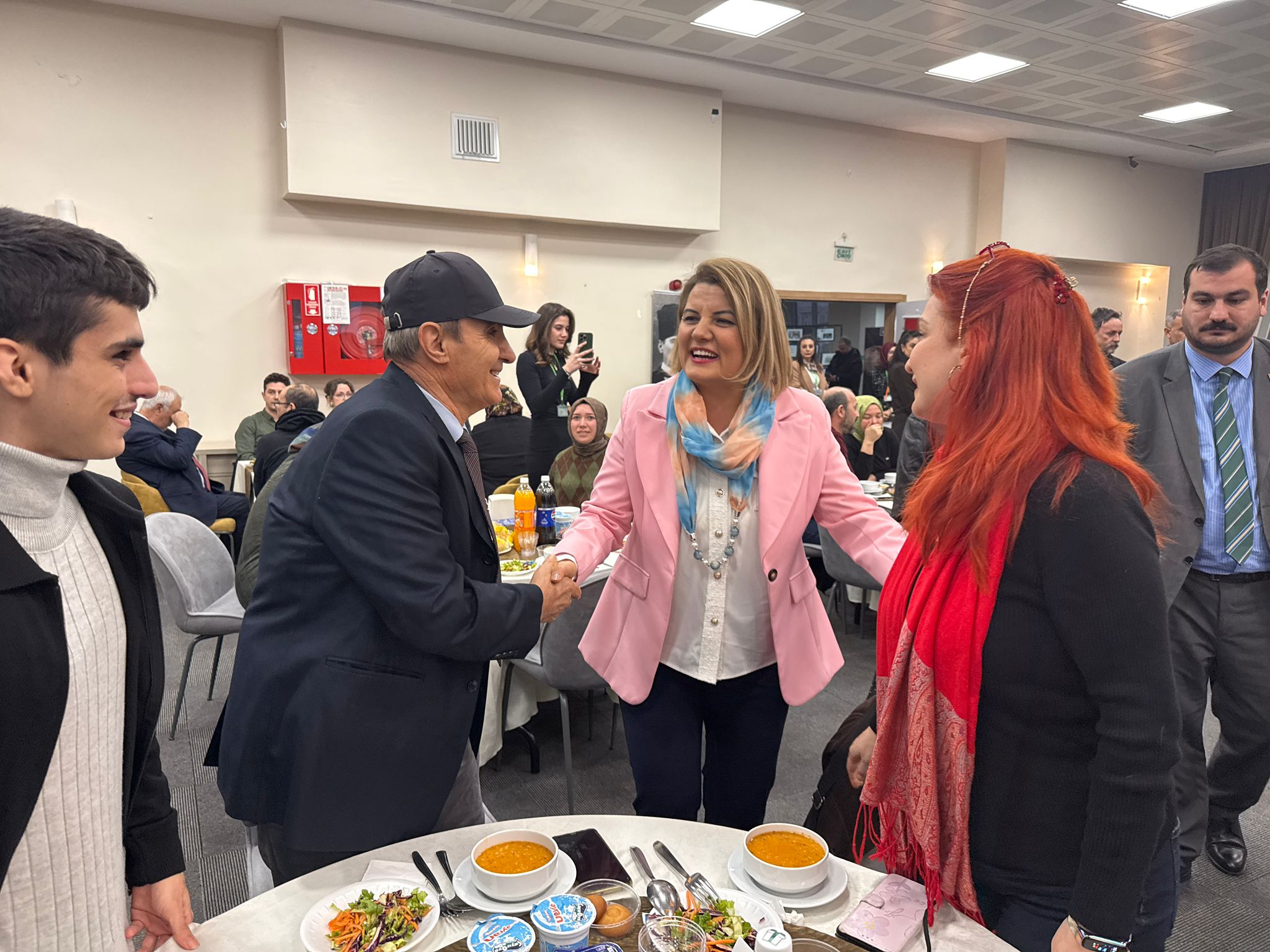 Izmit Belediyesi, sehit aileleri ve gazilerle iftar sofrasinda bulustu (8) Izmit Belediyesi, sehit aileleri ve gazilerle iftar sofrasinda bulustu (8)