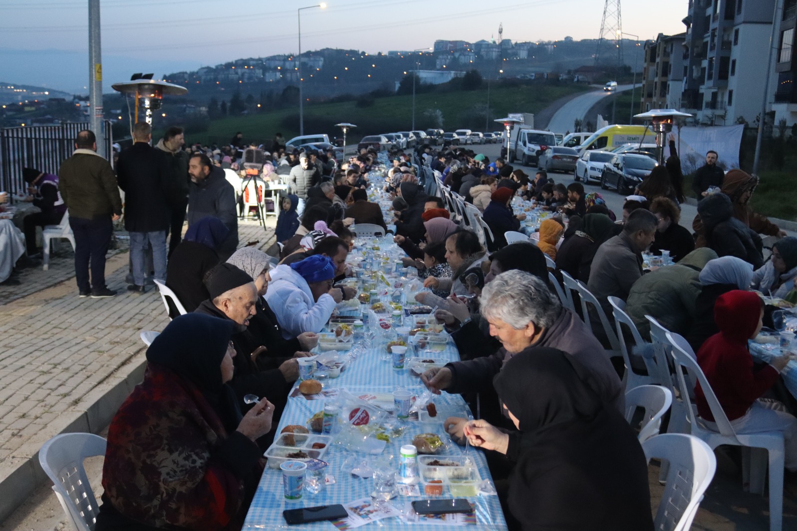 Izmit Belediyesinden Sepetçi'de dayanisma sofrasi (2)