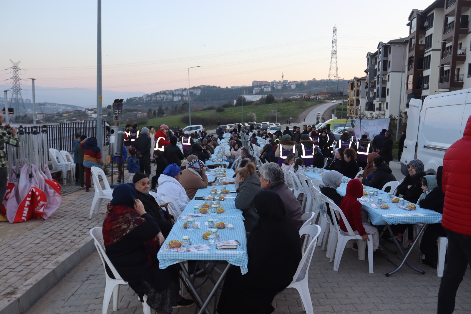 Izmit Belediyesinden Sepetçi'de dayanisma sofrasi (3)