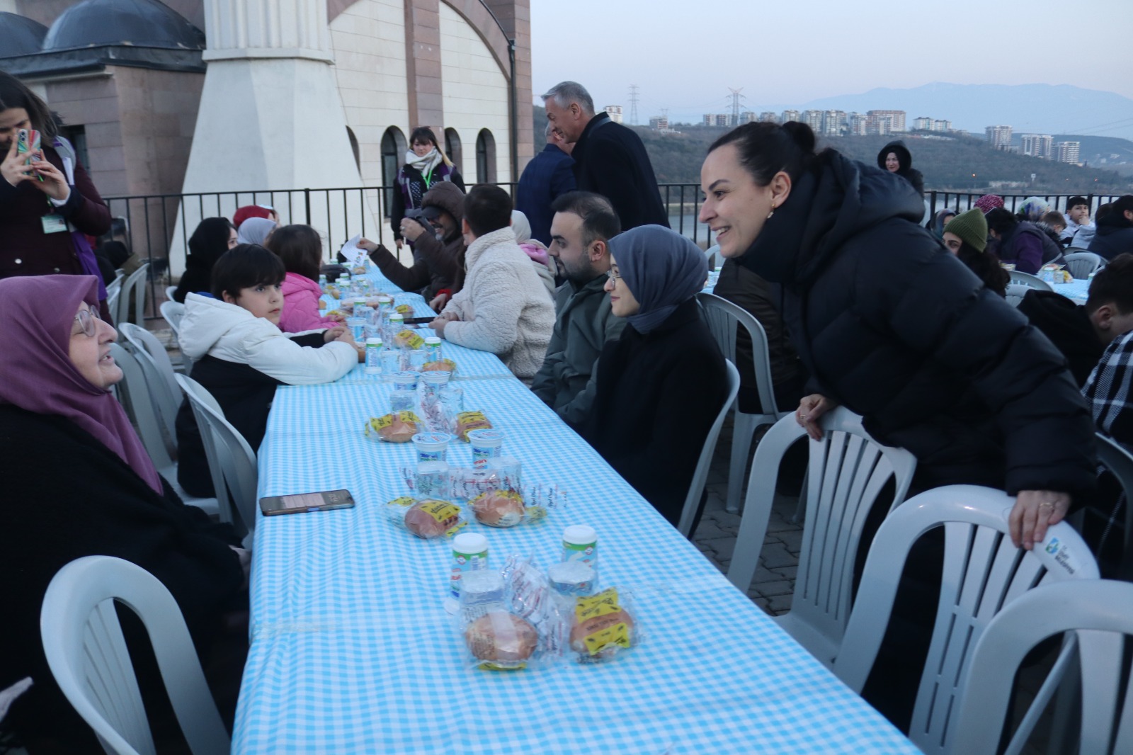 Izmit Belediyesinden Sepetçi'de dayanisma sofrasi (4)