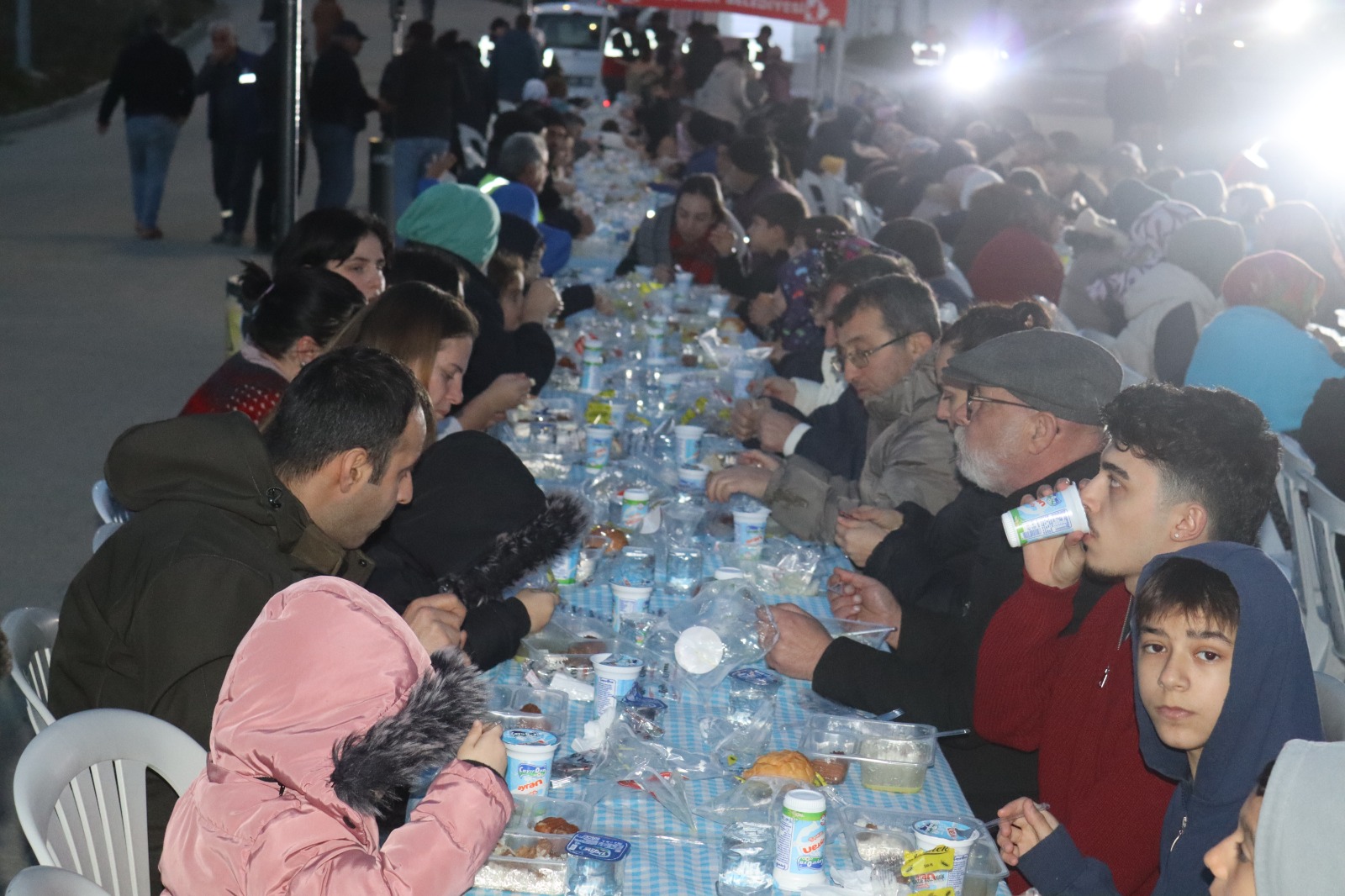 Izmit Belediyesinden Sepetçi'de dayanisma sofrasi (6)