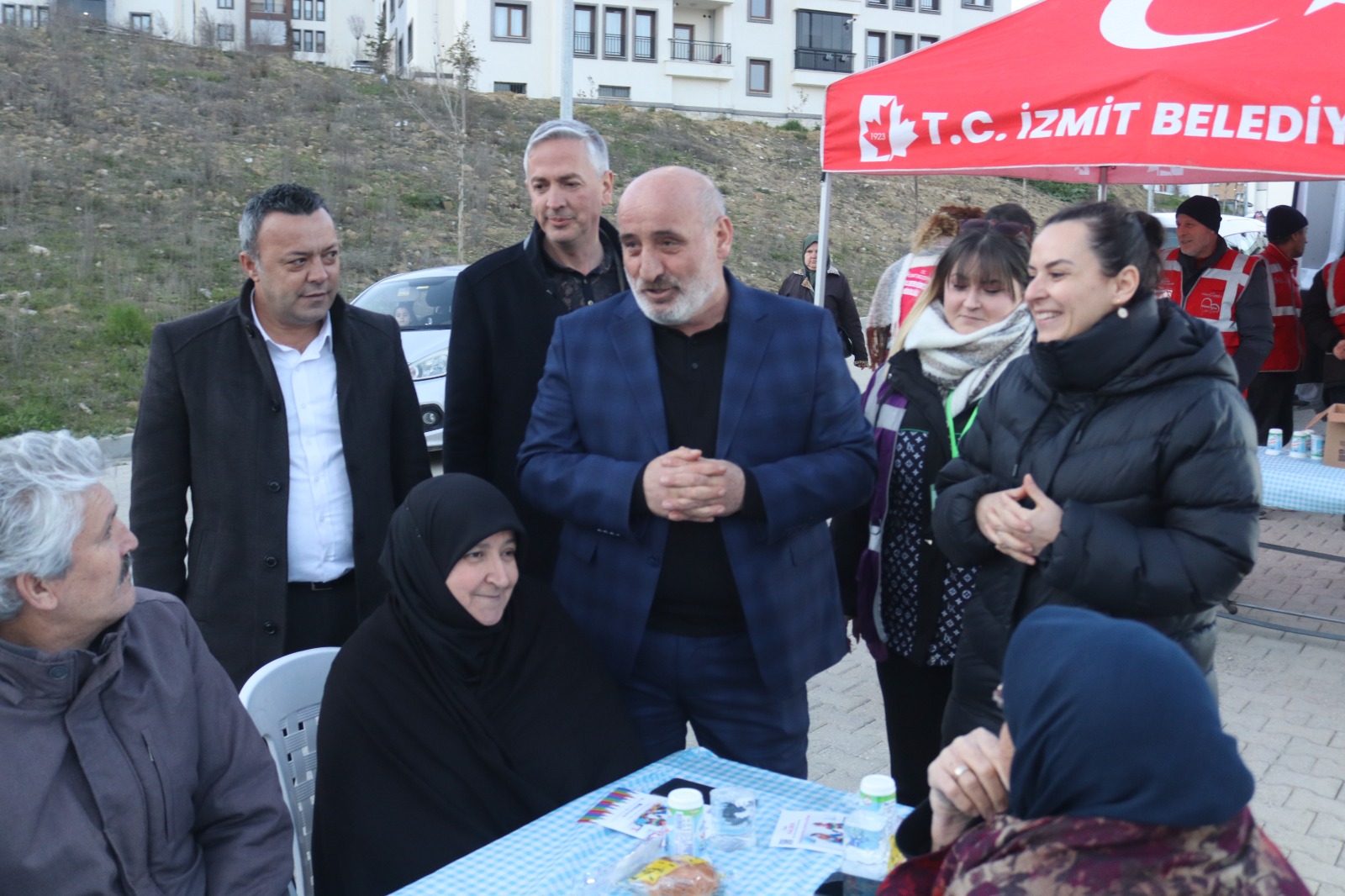 Izmit Belediyesinden Sepetçi'de dayanisma sofrasi (7)