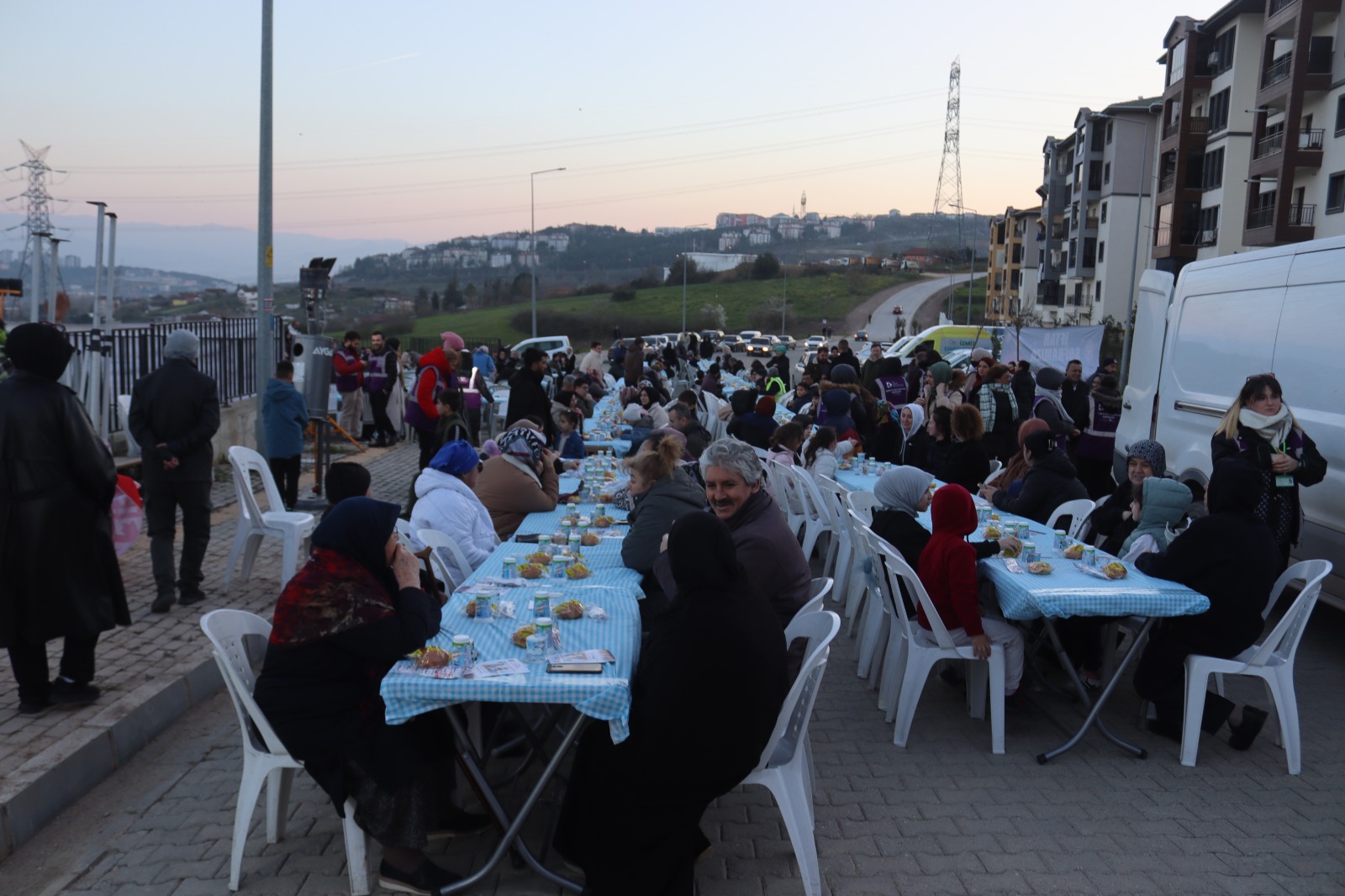 Izmit Belediyesinden Sepetçi'de dayanisma sofrasi (8)
