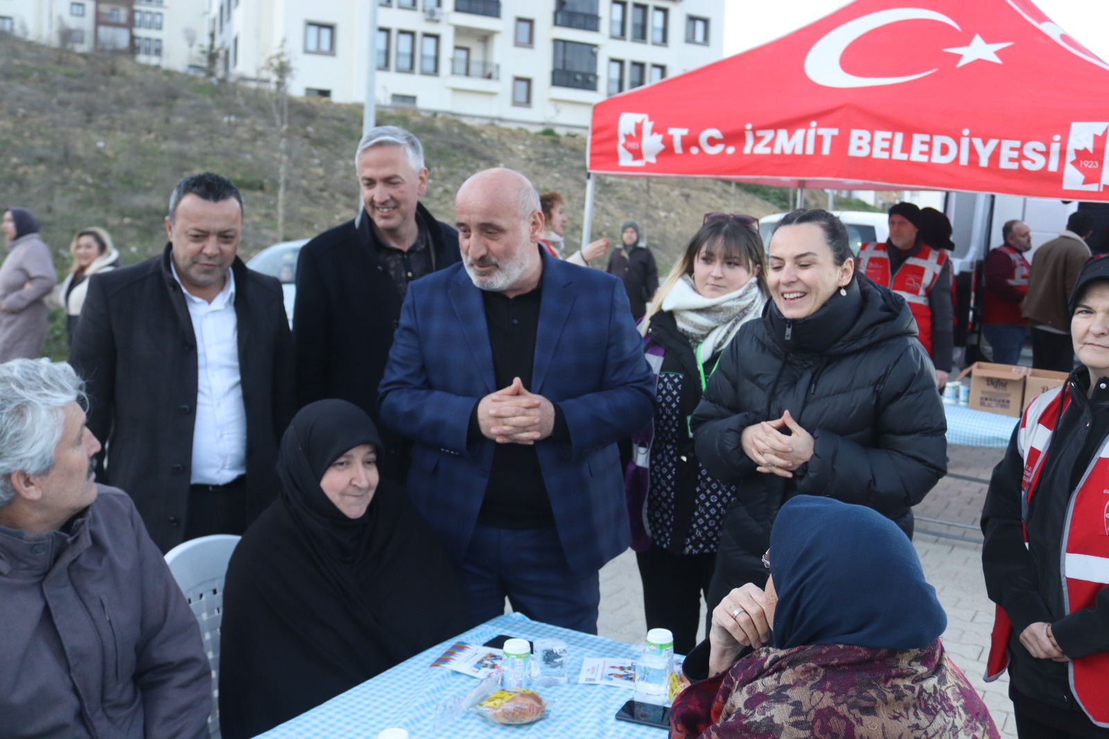 Izmit Belediyesinden Sepetçi'de dayanisma sofrasi (9)