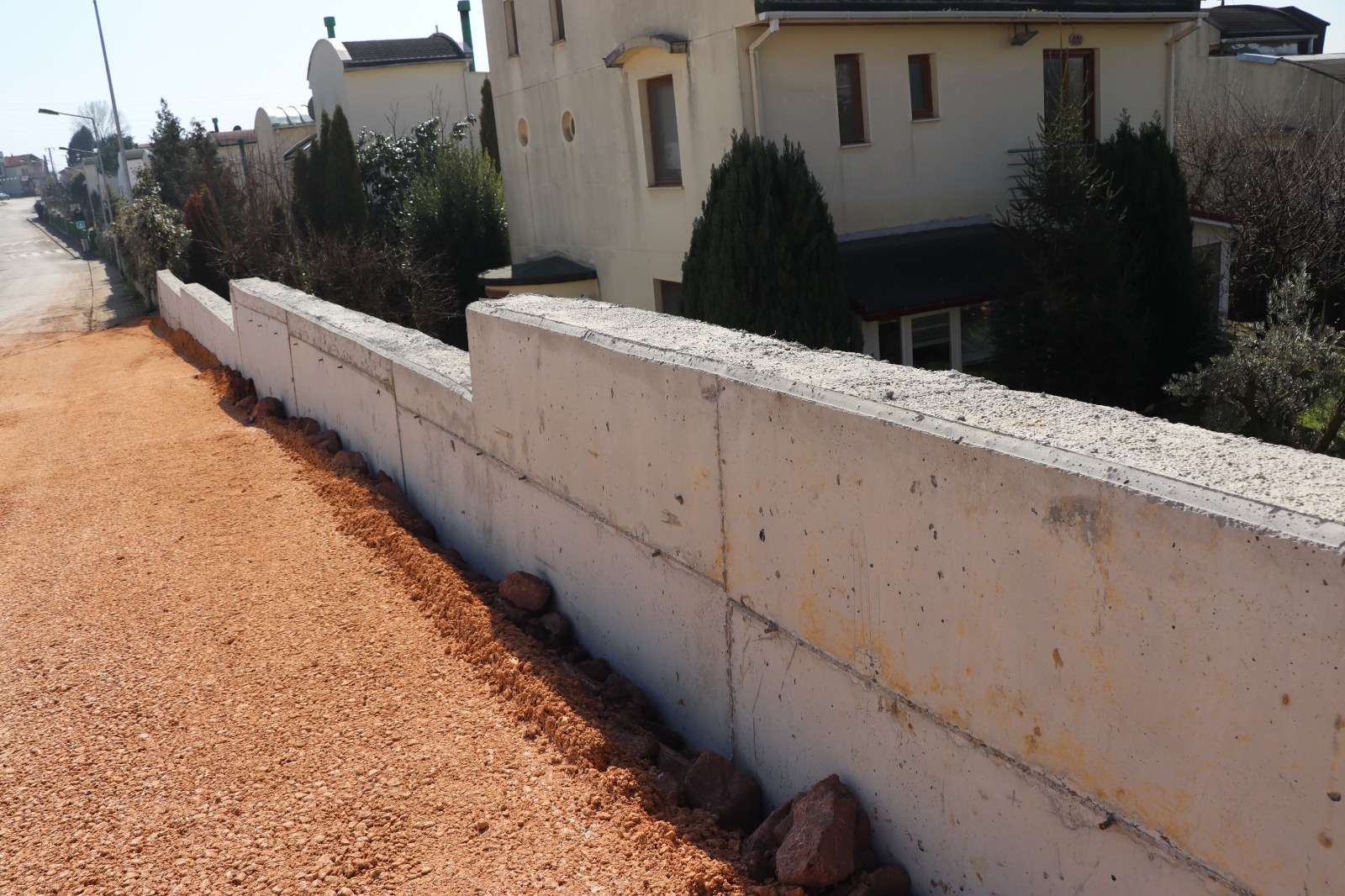 İzmit Belediyesinden Tüysüzler’e yeni istinat duvarı (3)