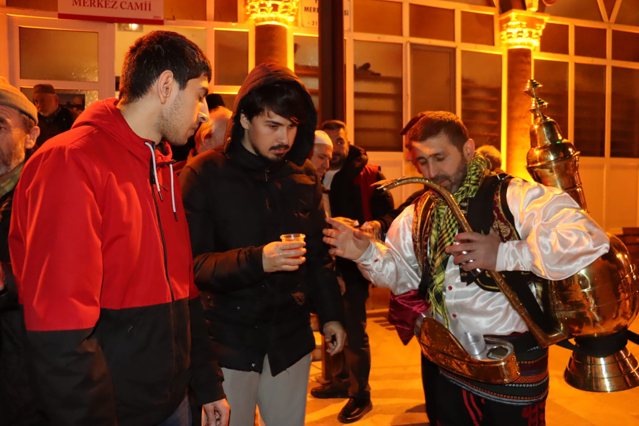 İzmit Belediyesinden Yeşilova’da teravih sonrası ikram (1)
