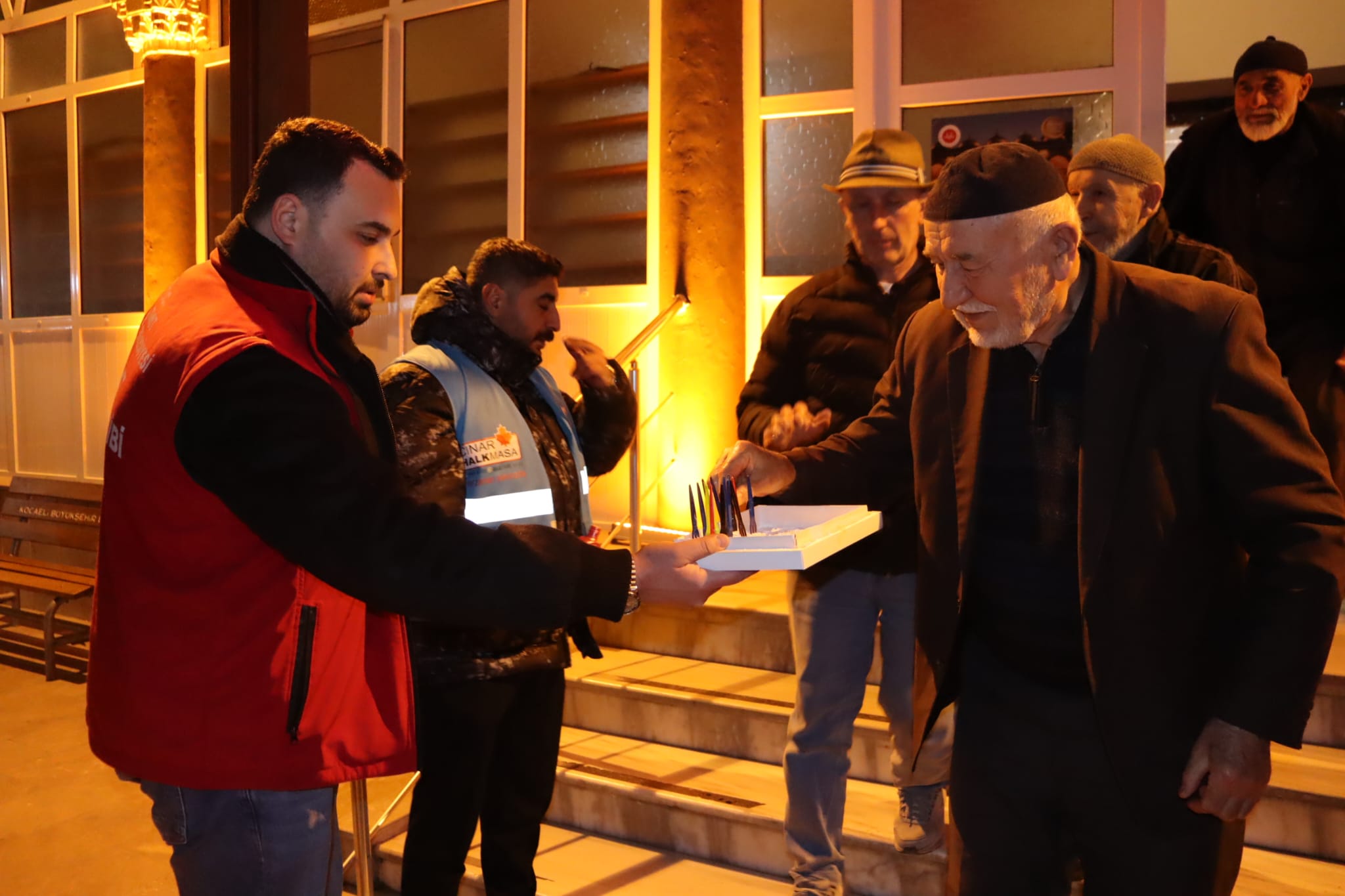 İzmit Belediyesinden Yeşilova’da teravih sonrası ikram (3)