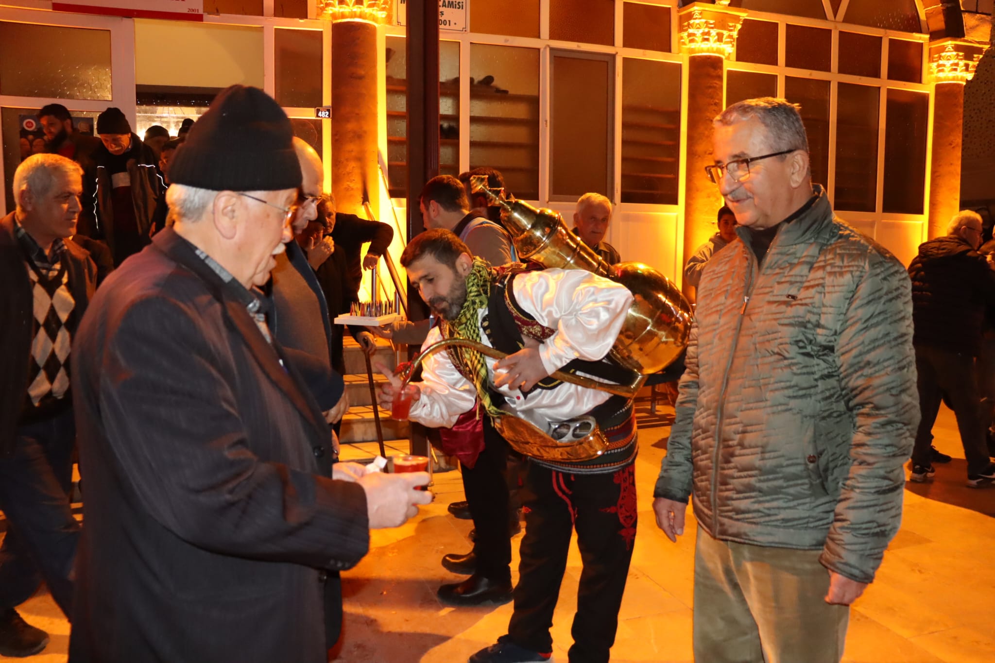 İzmit Belediyesinden Yeşilova’da teravih sonrası ikram (5)