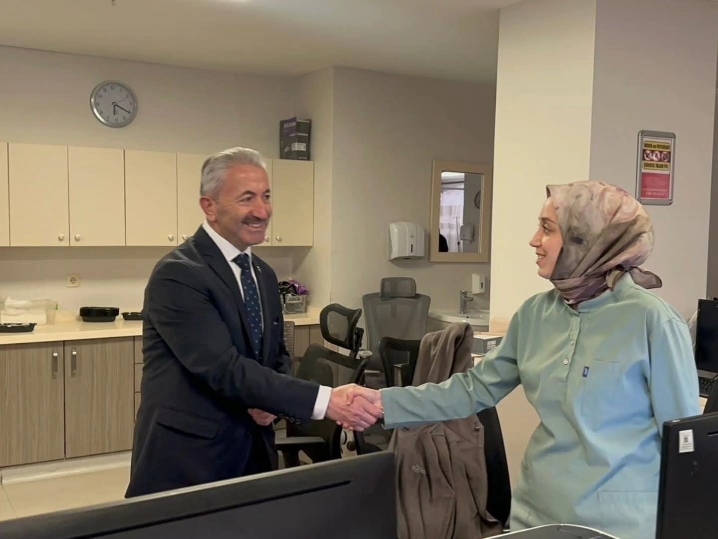 Izmit Belediyesinden saglik çalisanlarina 14 Mart Tip Bayrami ziyareti (2)