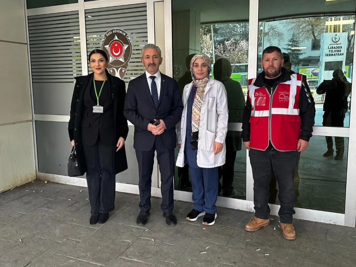 Izmit Belediyesinden saglik çalisanlarina 14 Mart Tip Bayrami ziyareti (7)