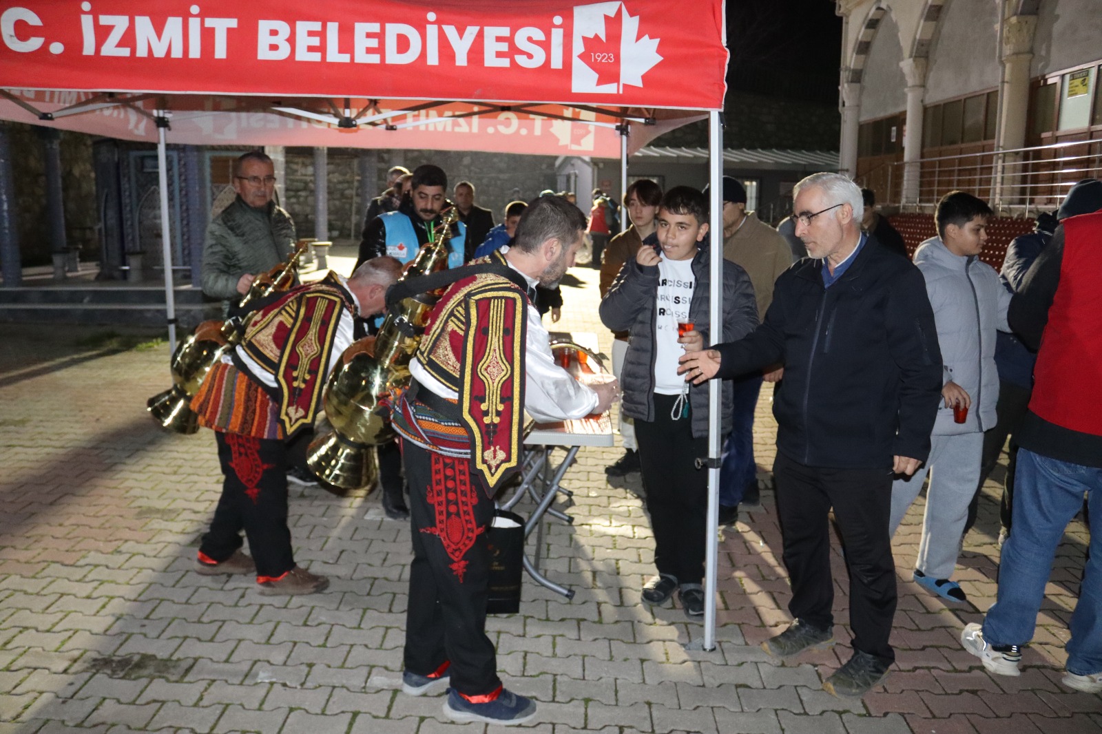 Izmit Belediyesinden teravih sonrasi gönülleri isitan ikram (1)