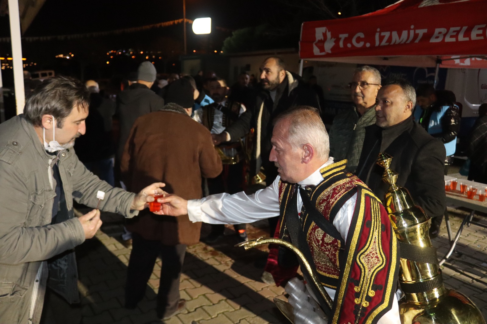 Izmit Belediyesinden teravih sonrasi gönülleri isitan ikram (2)
