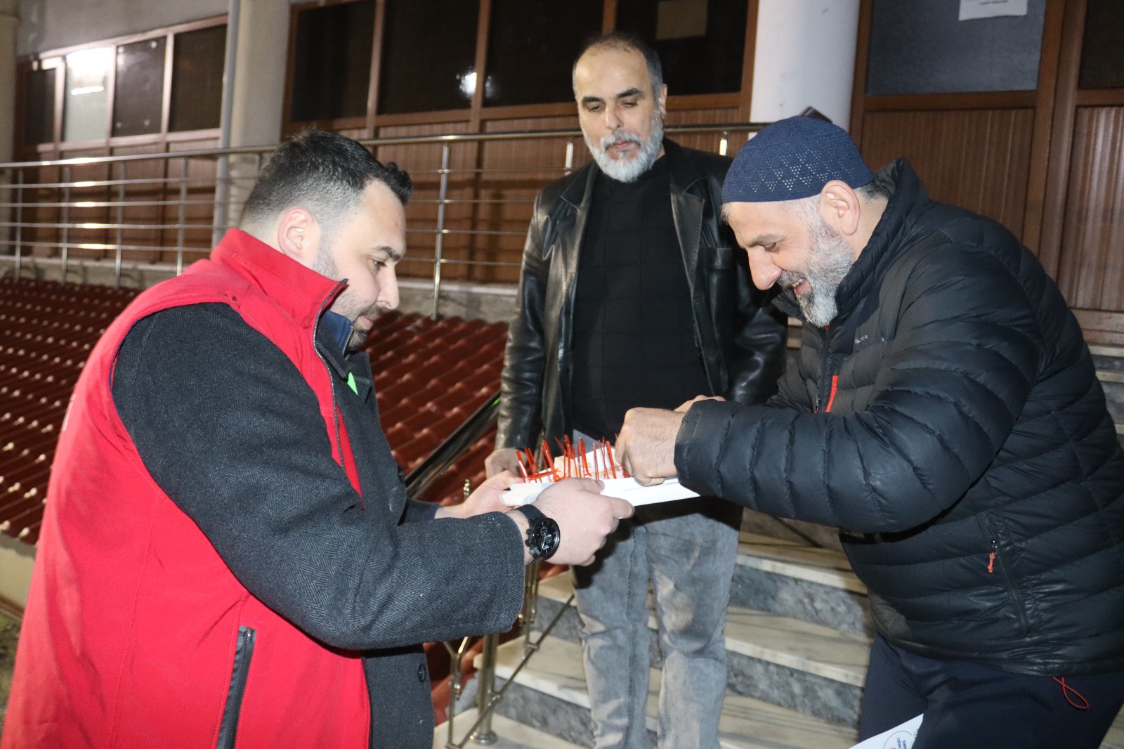 Izmit Belediyesinden teravih sonrasi gönülleri isitan ikram (4)